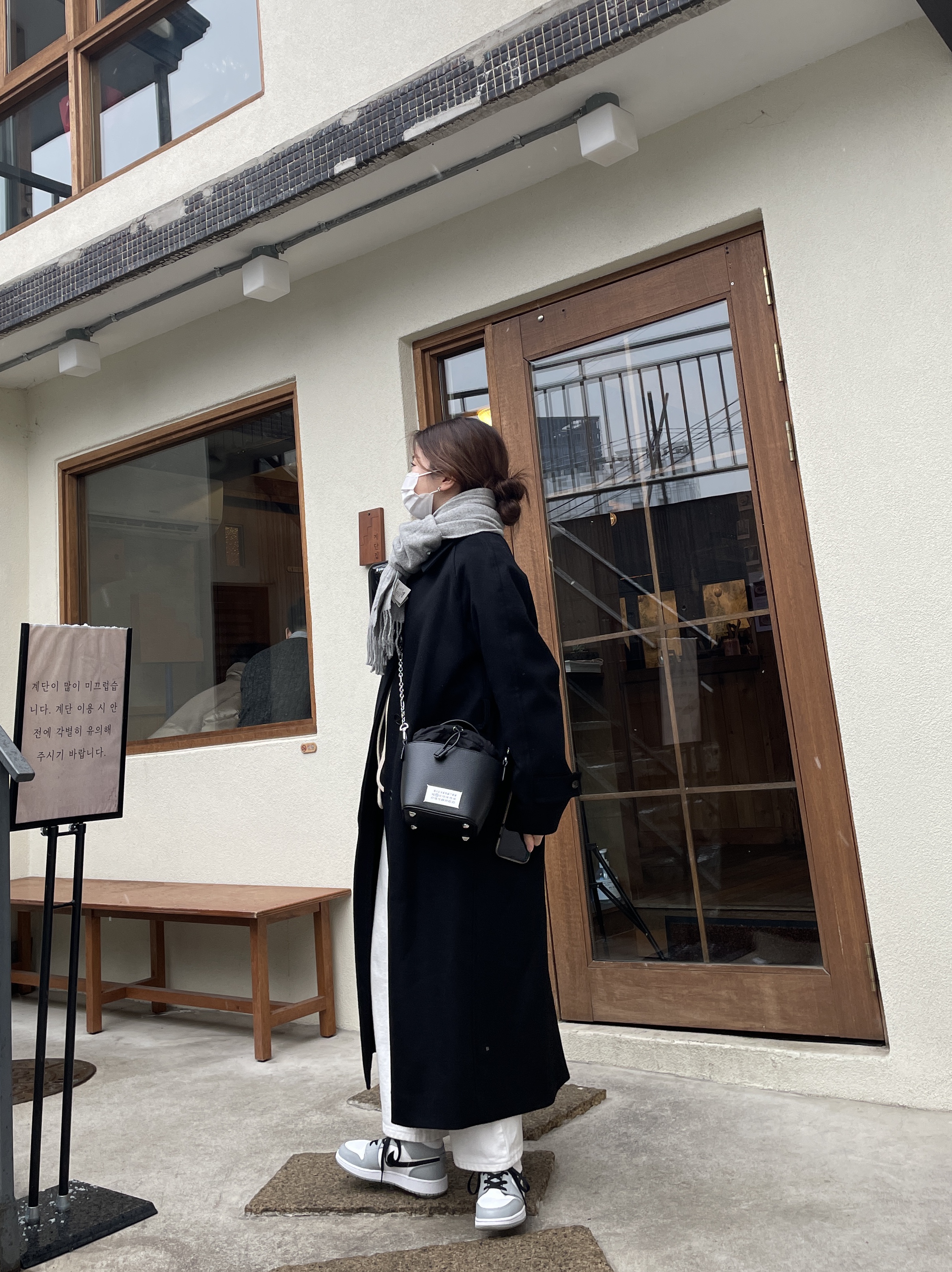 Maison Margiela 5AC Bucket Bag Black, (GS) Jordan 1 Mid Light Smoke Grey 착용 스타일 - 1