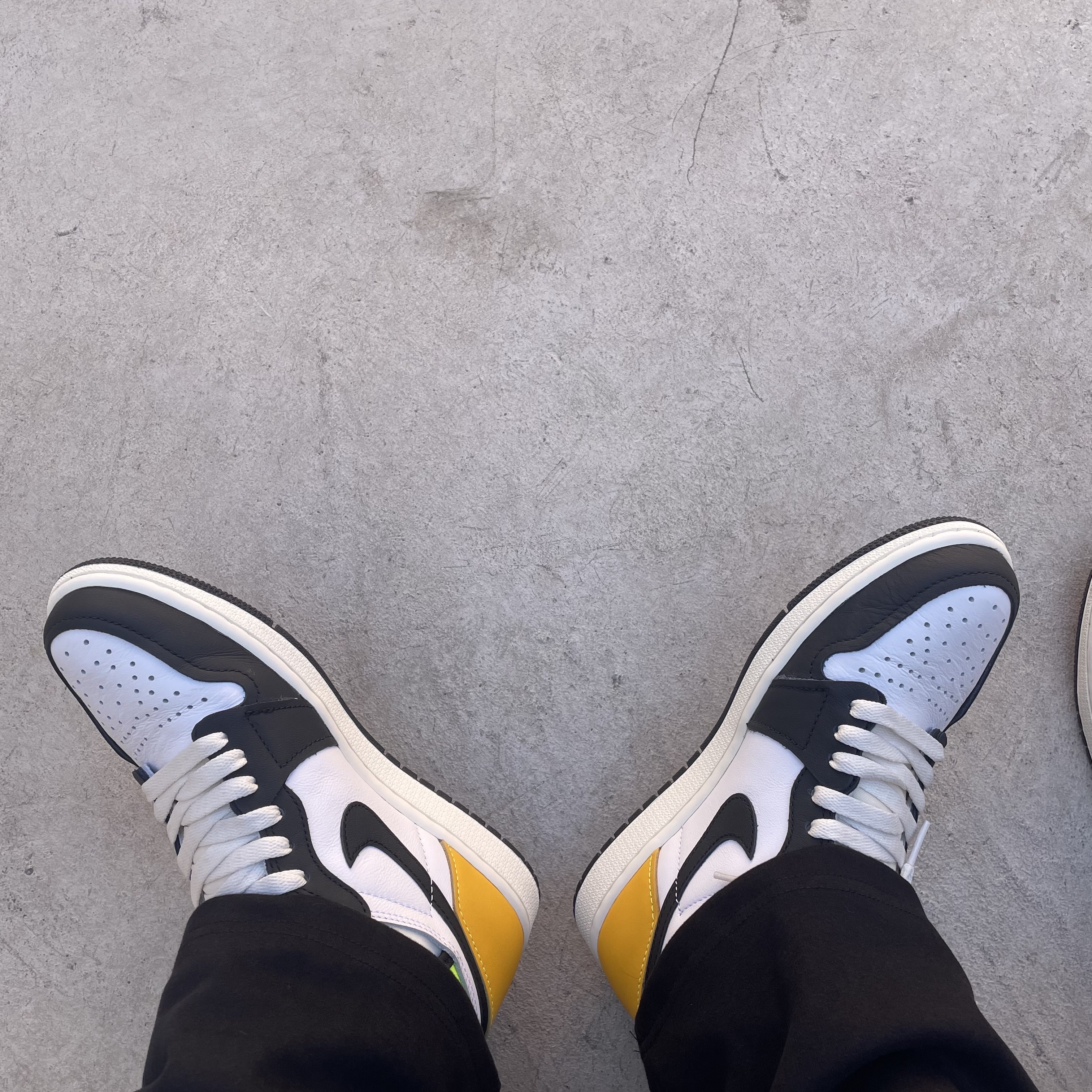 Jordan 1 Retro High OG Volt Gold 착용 스타일 - 1