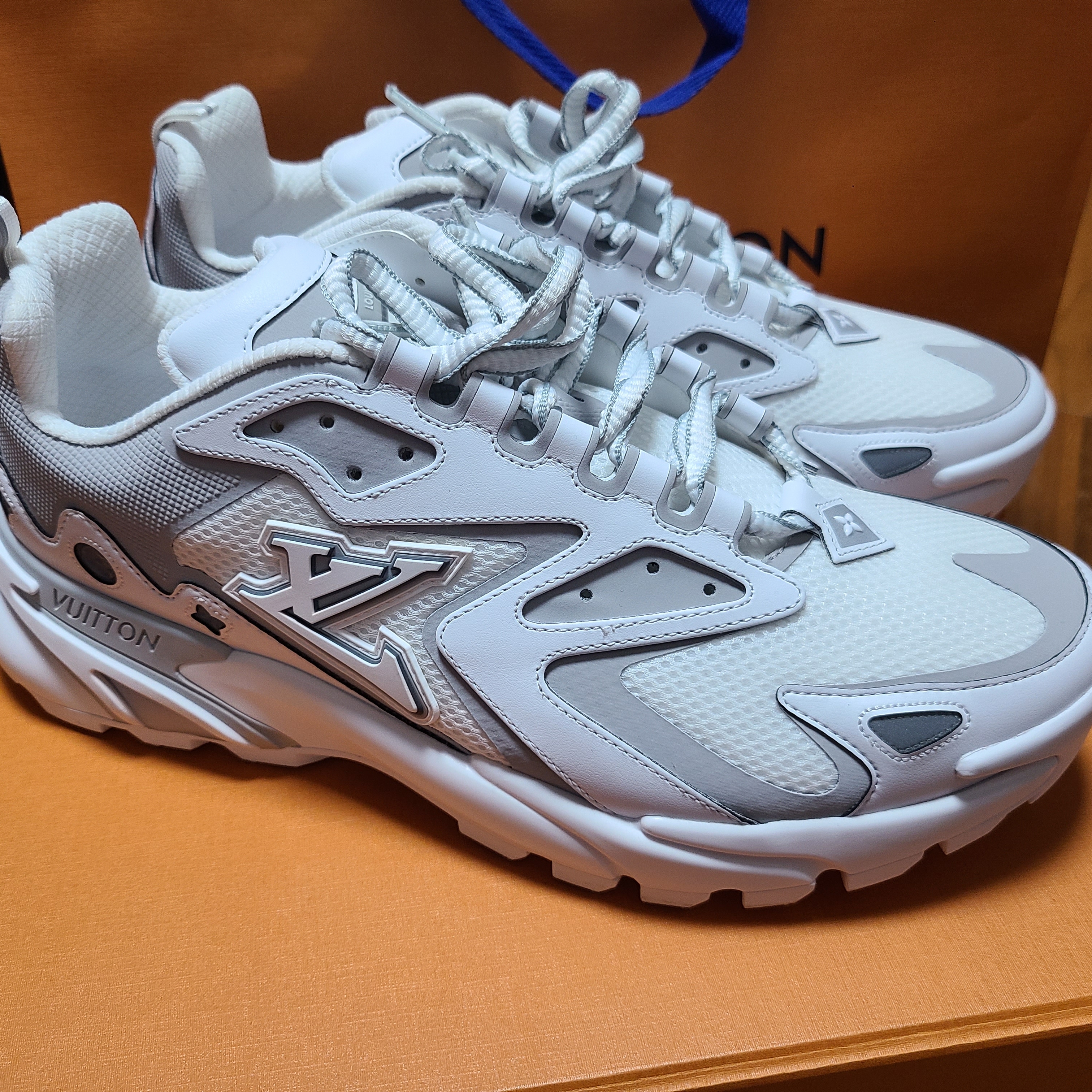 Louis Vuitton Runner Tatic Sneakers White 착용 스타일 - 1