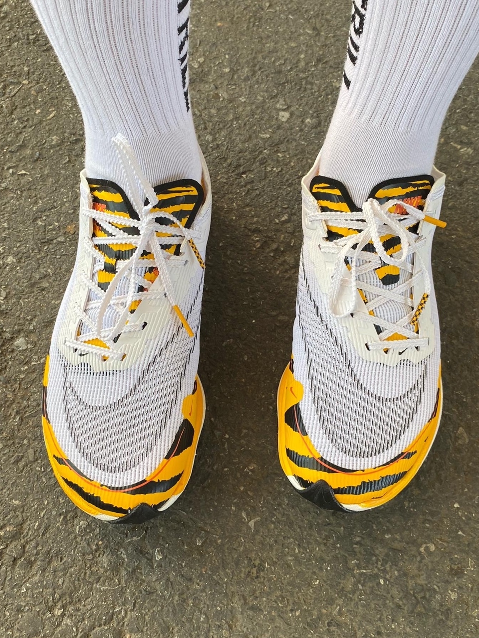Nike ZoomX Vaporfly Next% 2 BRS White University Gold 착용 스타일 - 3