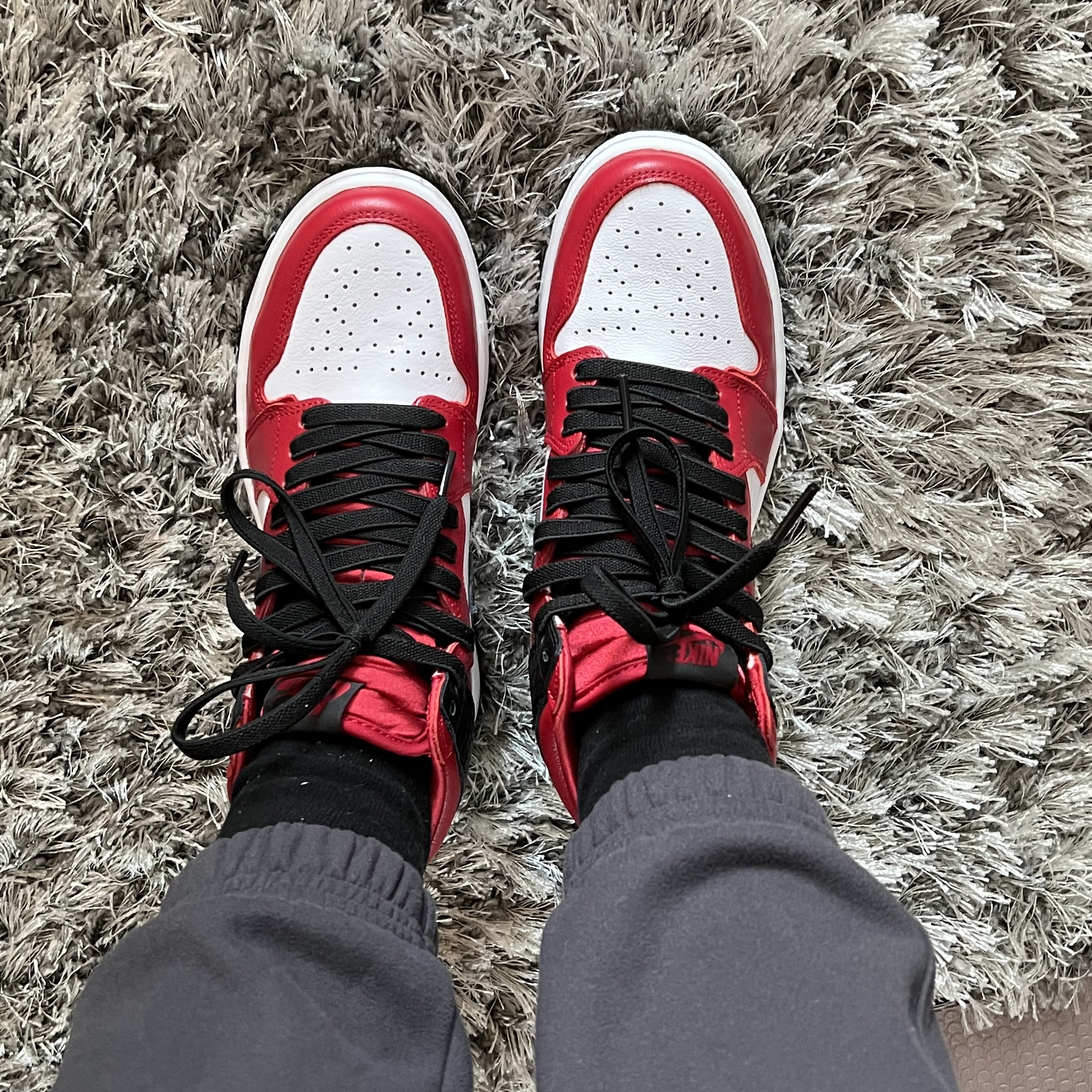 (W) Jordan 1 Retro High Satin Red 착용 스타일 - 1