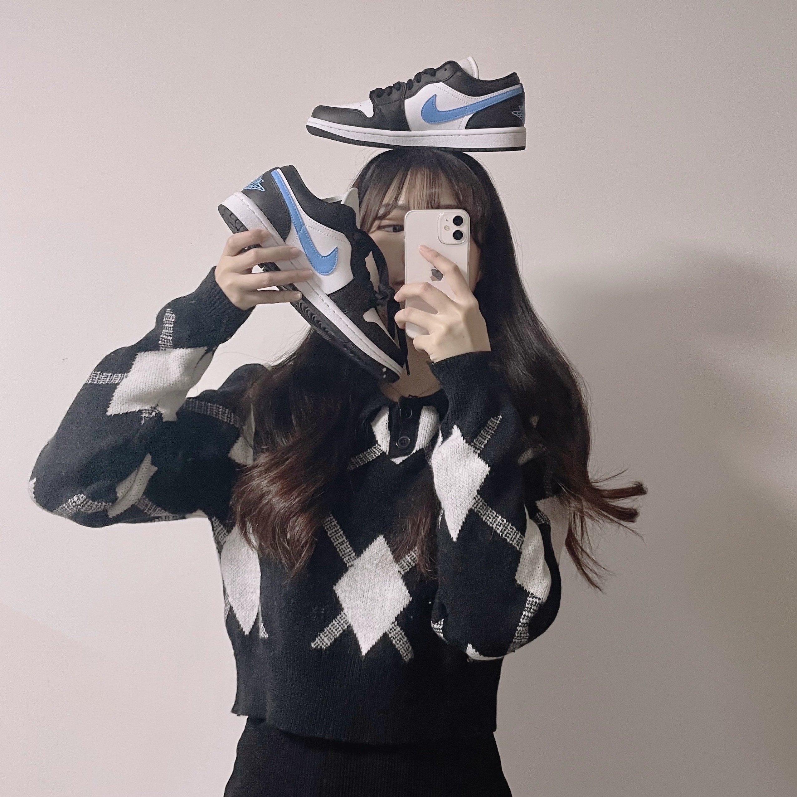 (W) Jordan 1 Low Black University Blue 착용 스타일 - 2