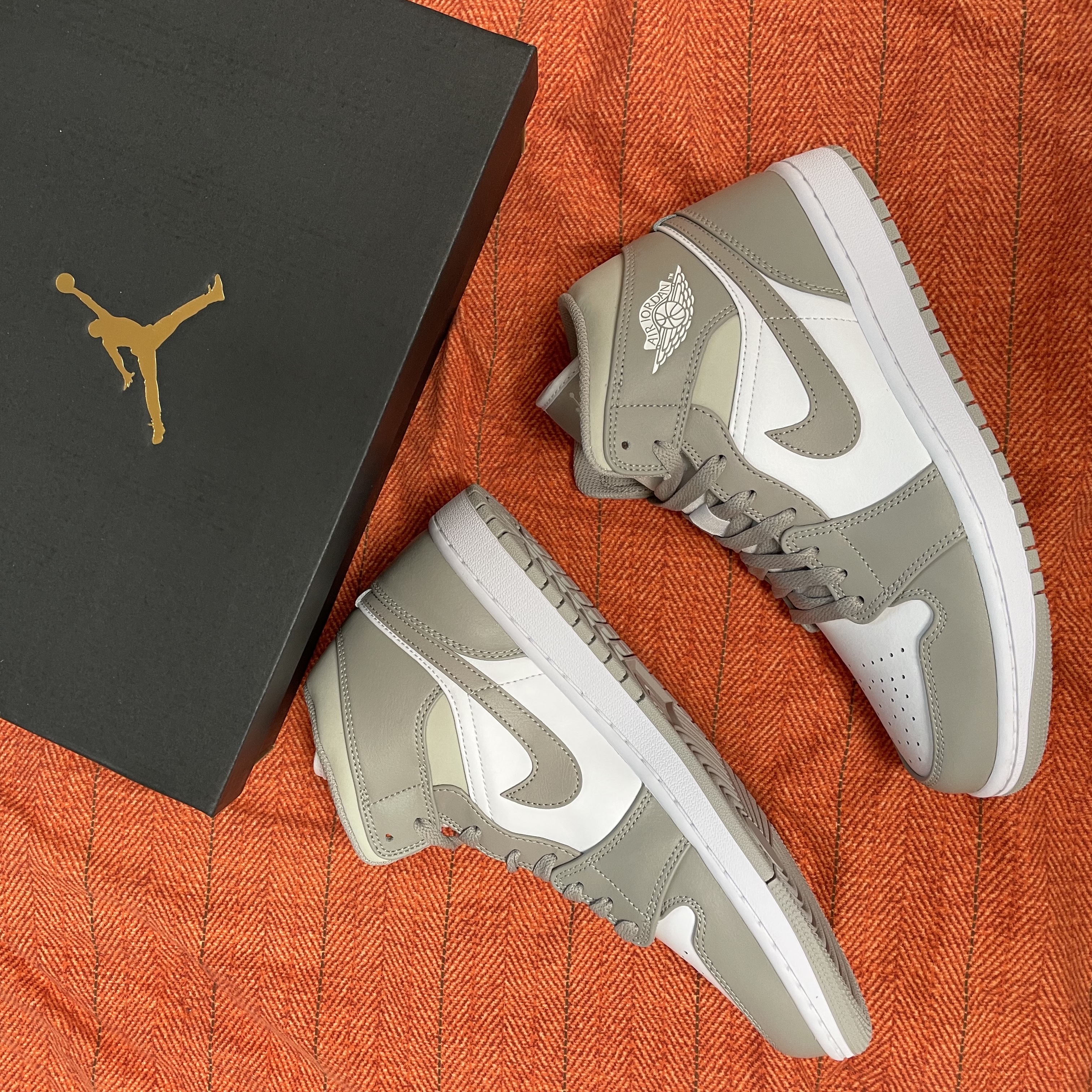 Jordan 1 Mid College Grey 착용 스타일
