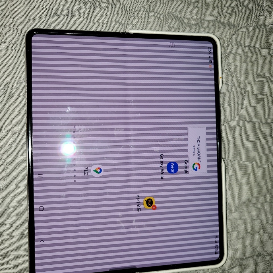 Samsung Galaxy Z Fold3 Thom Browne Edition (Korean Ver.) 착용 스타일 - 2