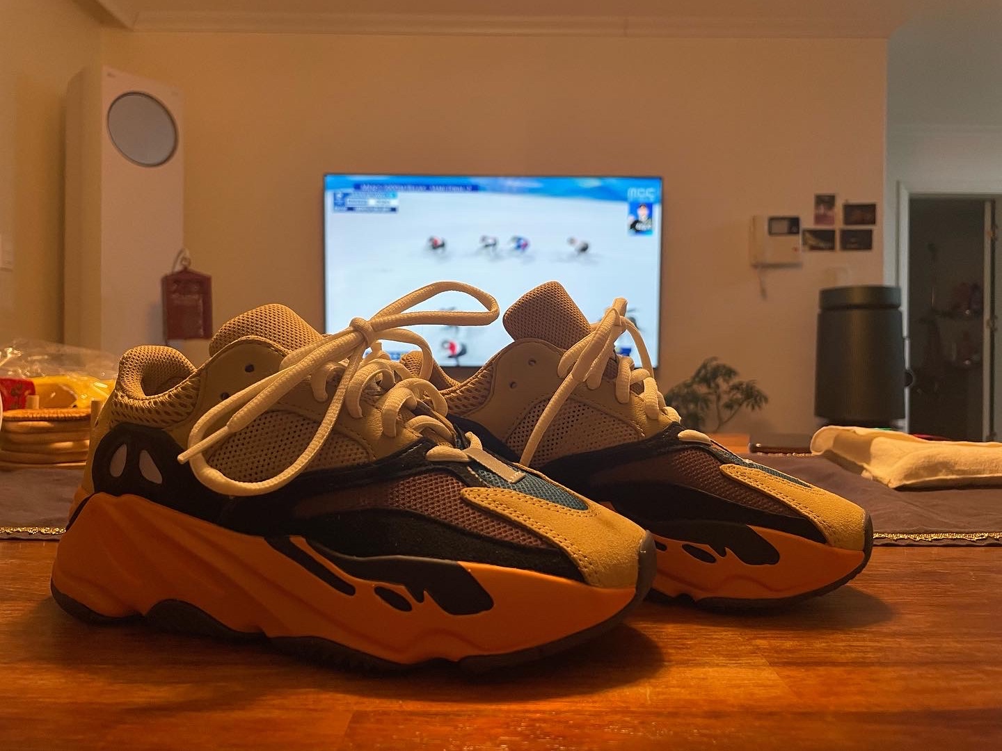 Adidas Yeezy Boost 700 Enflame Amber 착용 스타일 - 2
