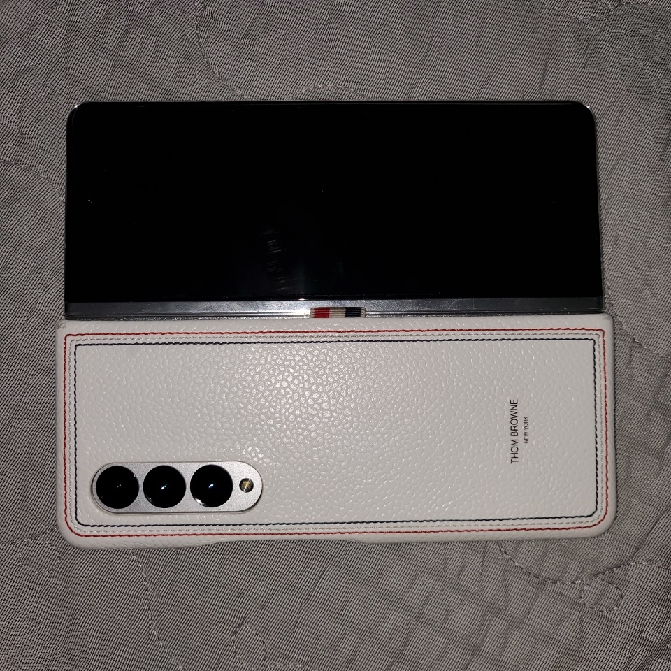 Samsung Galaxy Z Fold3 Thom Browne Edition (Korean Ver.) 착용 스타일 - 3