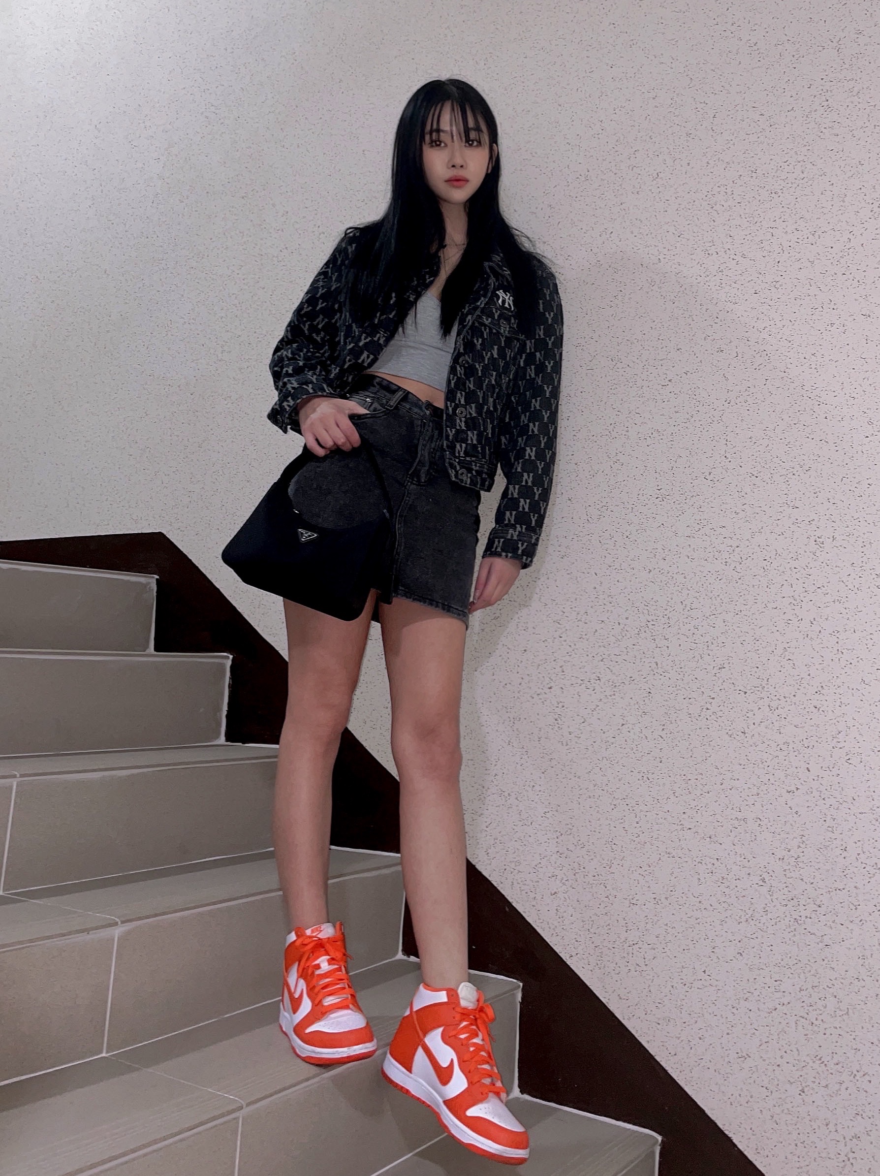 Prada Re-Edition 2000 Re-Nylon Mini Shoulder Bag Black, (W) Nike Dunk High Orange Blaze 착용 스타일 - 3