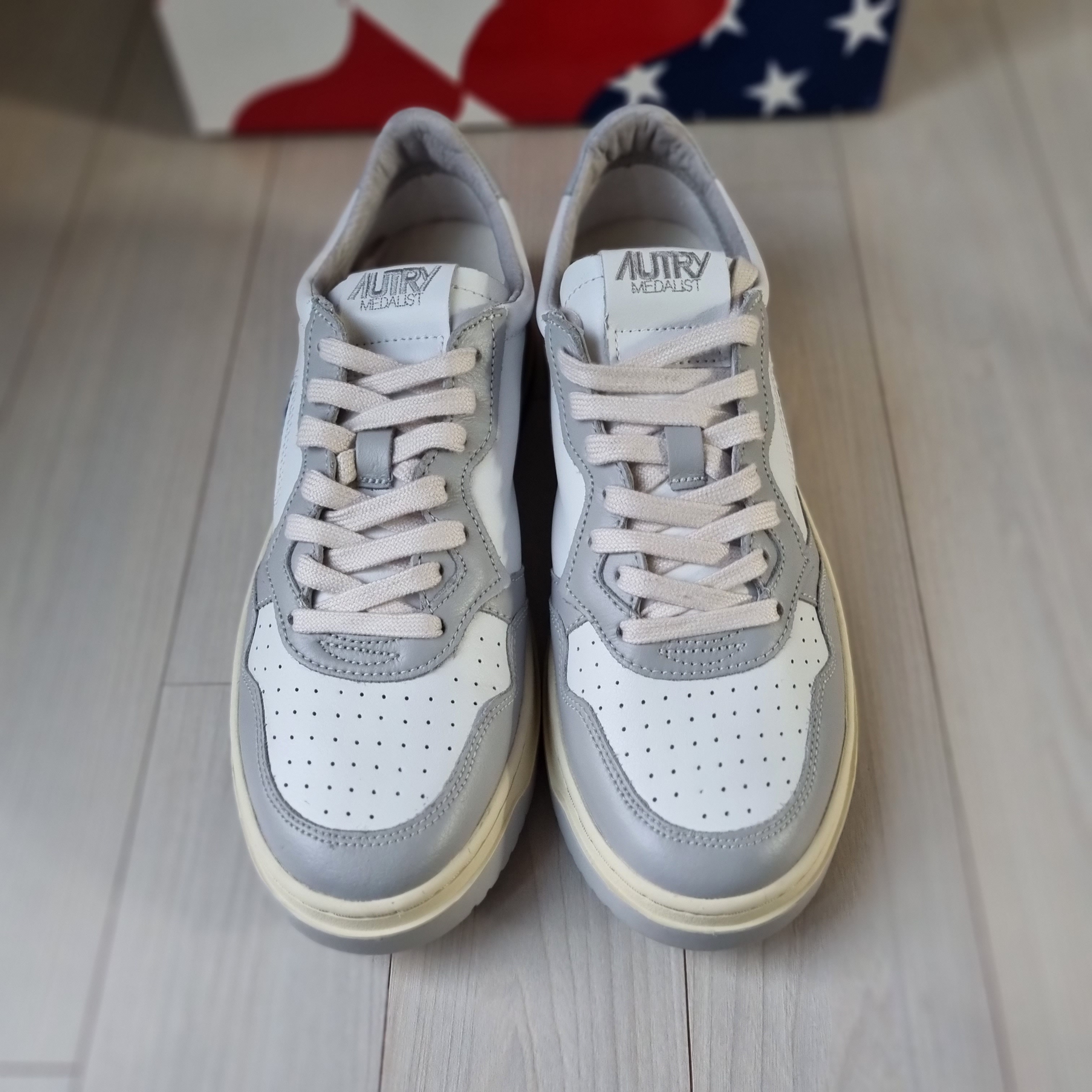 Autry Medalist Low Leather Sneakers Grey White 착용 스타일