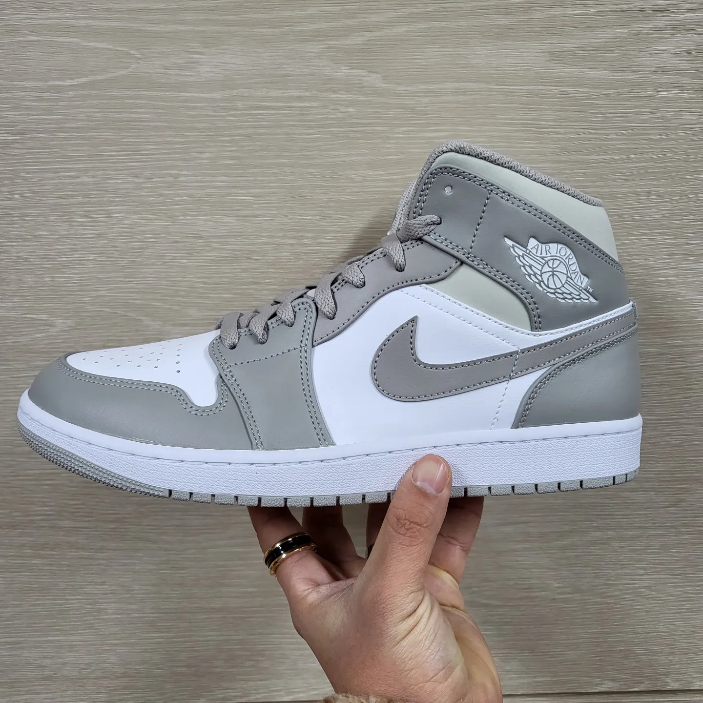 Jordan 1 Mid College Grey 착용 스타일