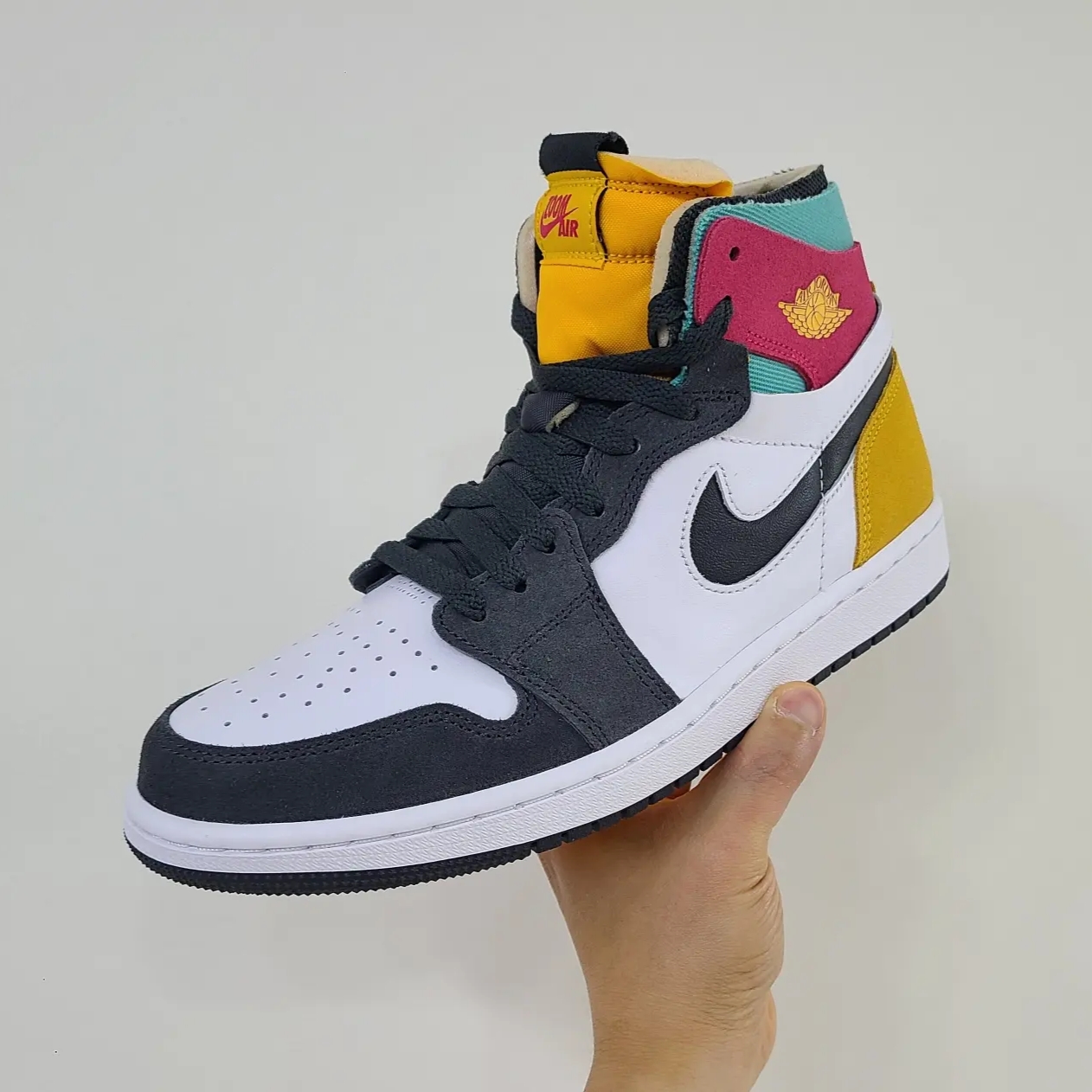 Jordan 1 Zoom Air CMFT Anthracite Pink Gold 착용 스타일 - 1