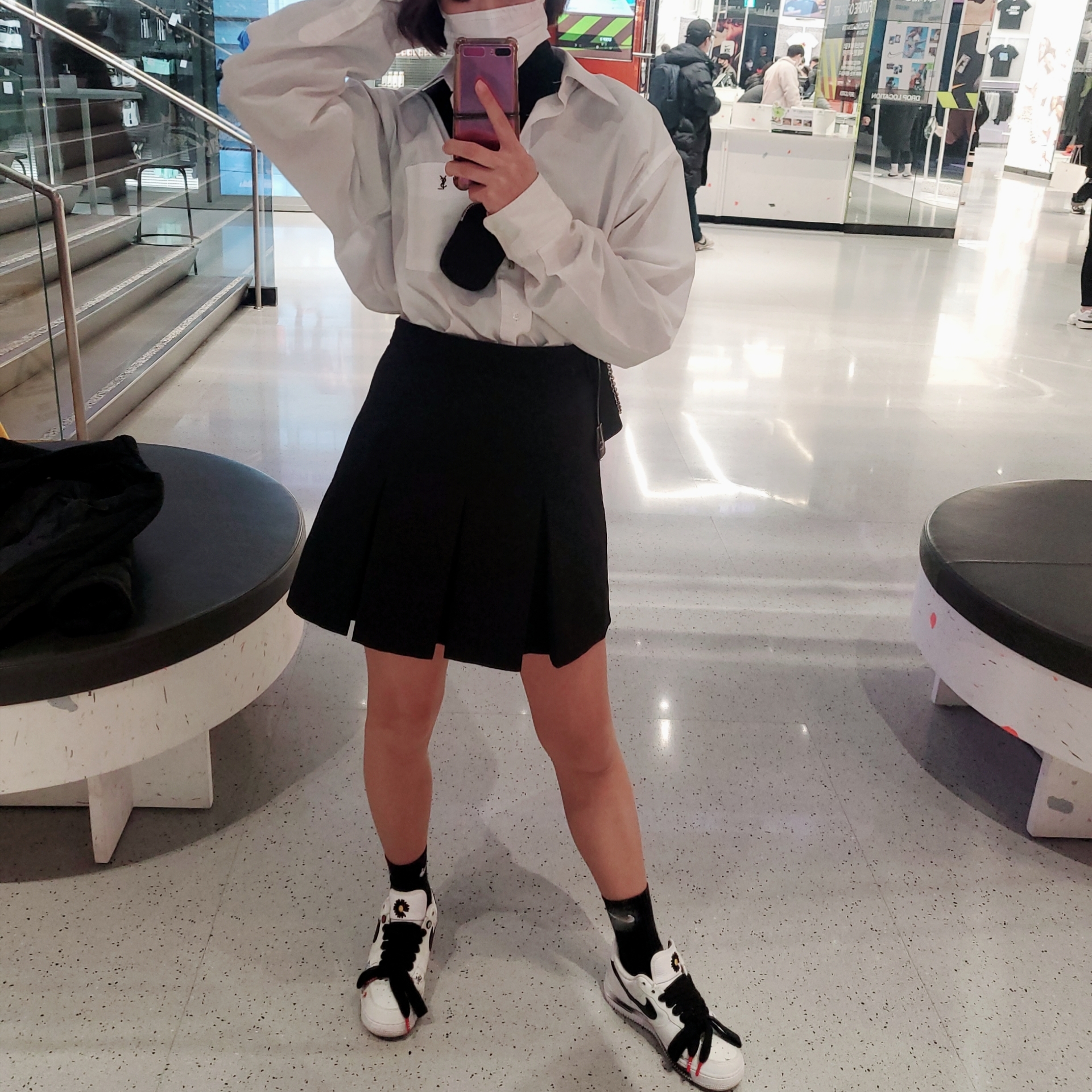 Prada Re-Edition 2005 Re-Nylon Shoulder Bag Black, Nike x Peaceminusone Air Force 1 Low Para-Noise 2.0 착용 스타일 - 3