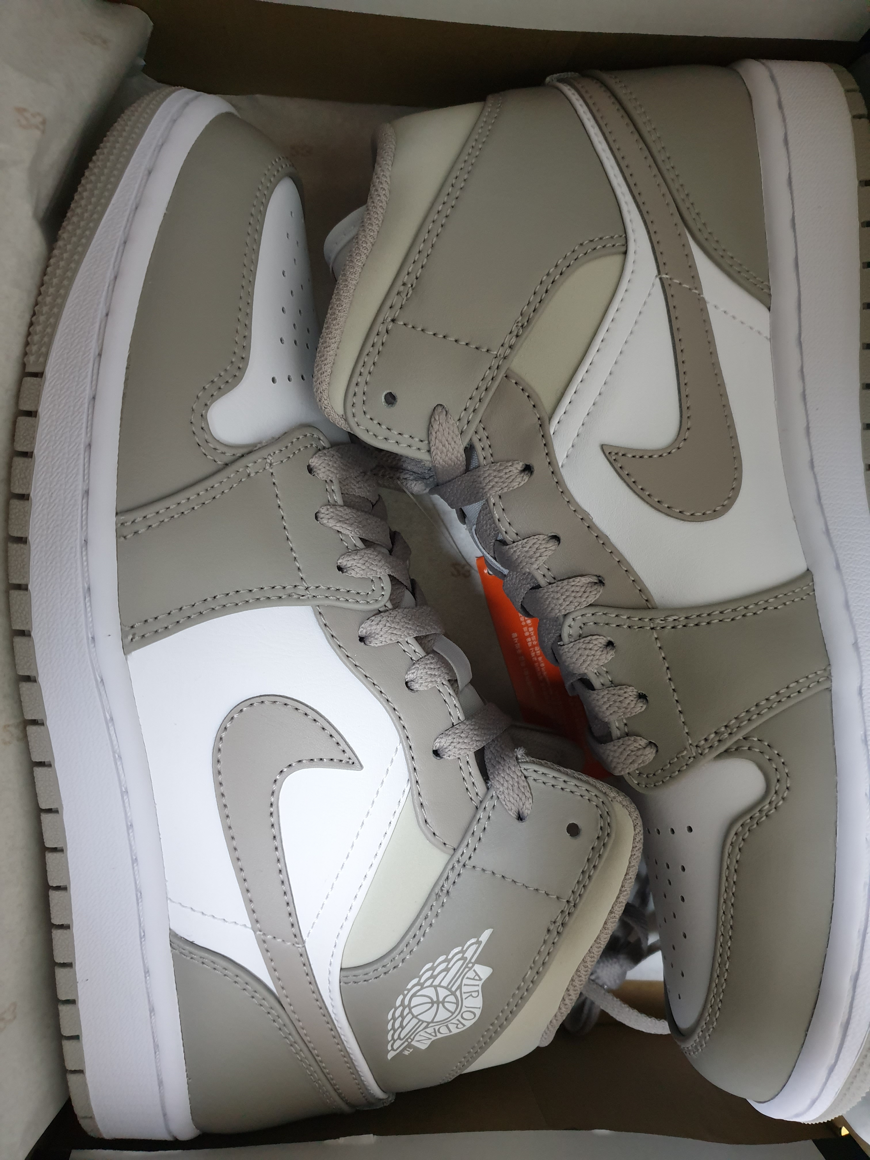 Jordan 1 Mid College Grey 착용 스타일