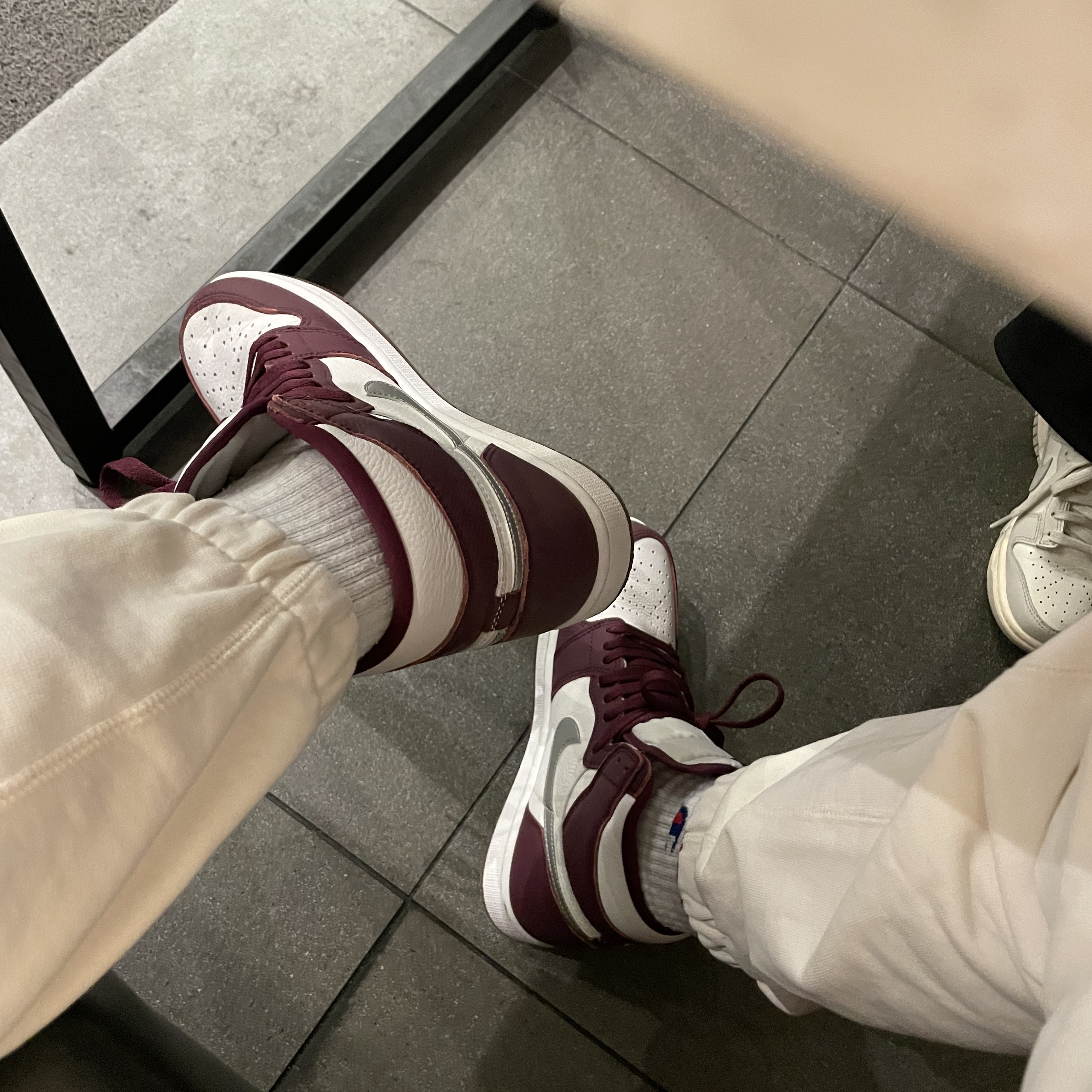 Jordan 1 Retro High OG Bordeaux, (W) Nike Dunk Low Light Bone 착용 스타일
