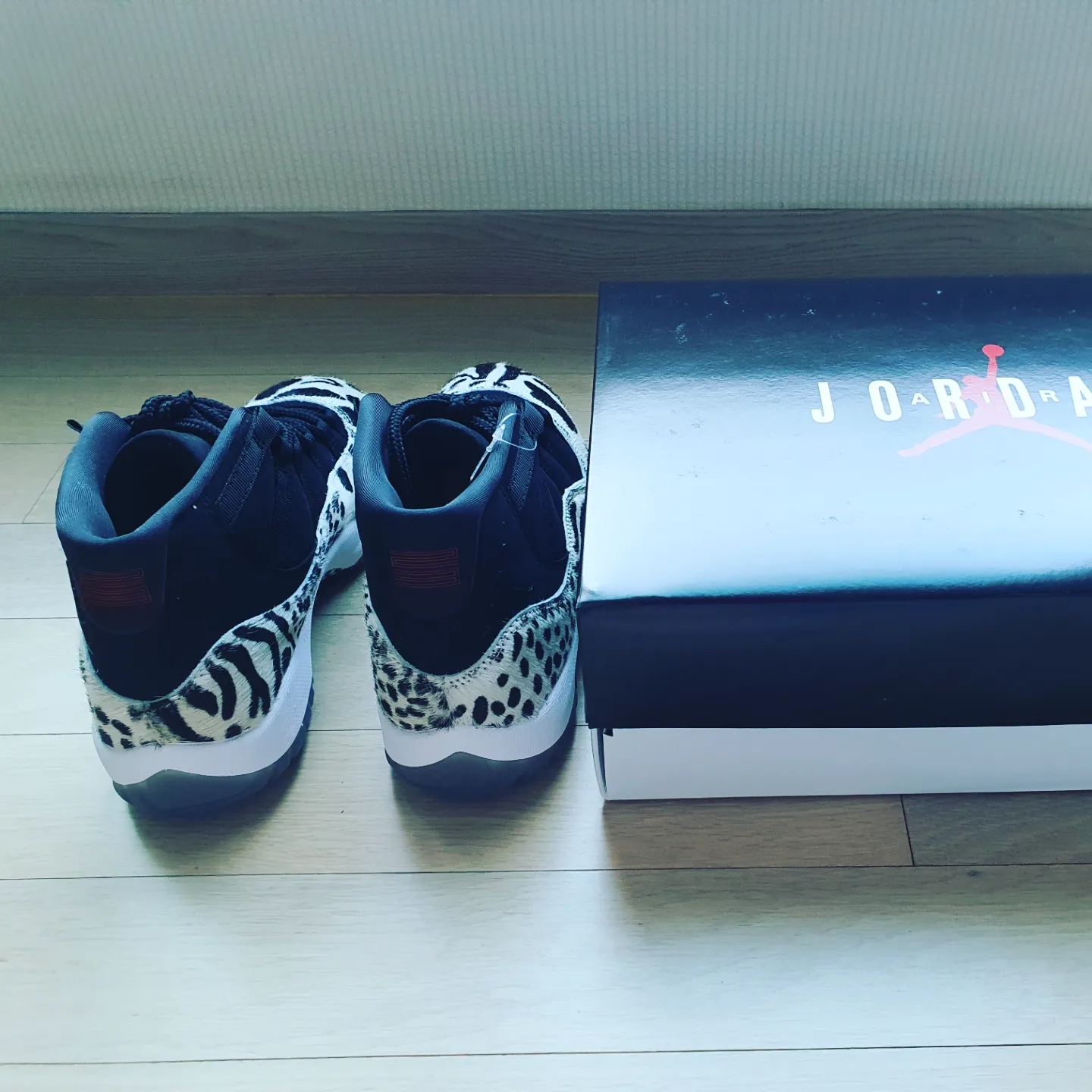 (W) Jordan 11 Retro Animal Instinct Black White 착용 스타일 - 3