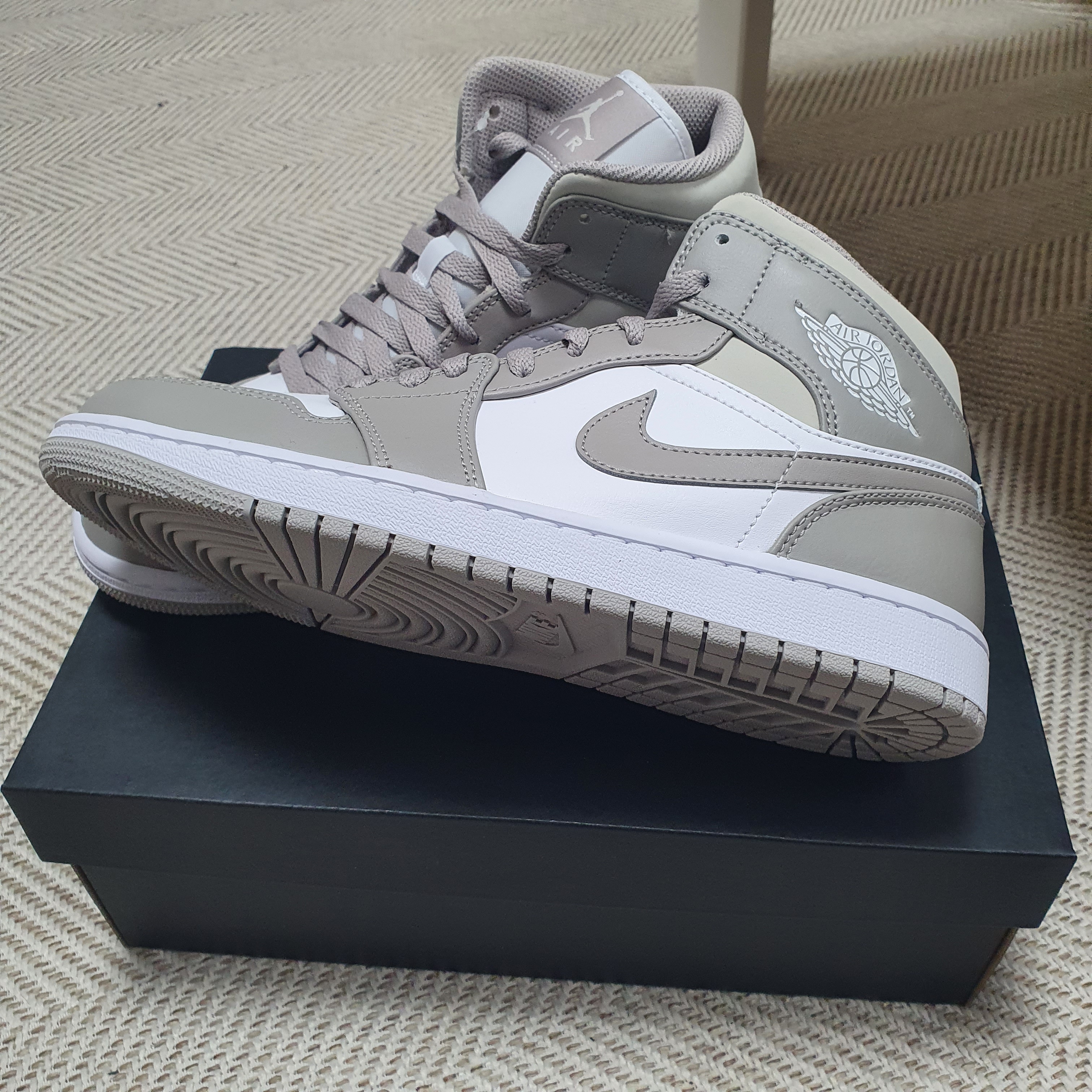 Jordan 1 Mid College Grey 착용 스타일 - 3