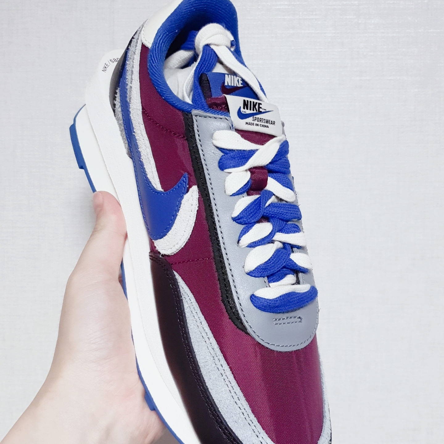 Nike x Sacai x Undercover LDWaffle Night Maroon Team Royal 착용 스타일 - 2