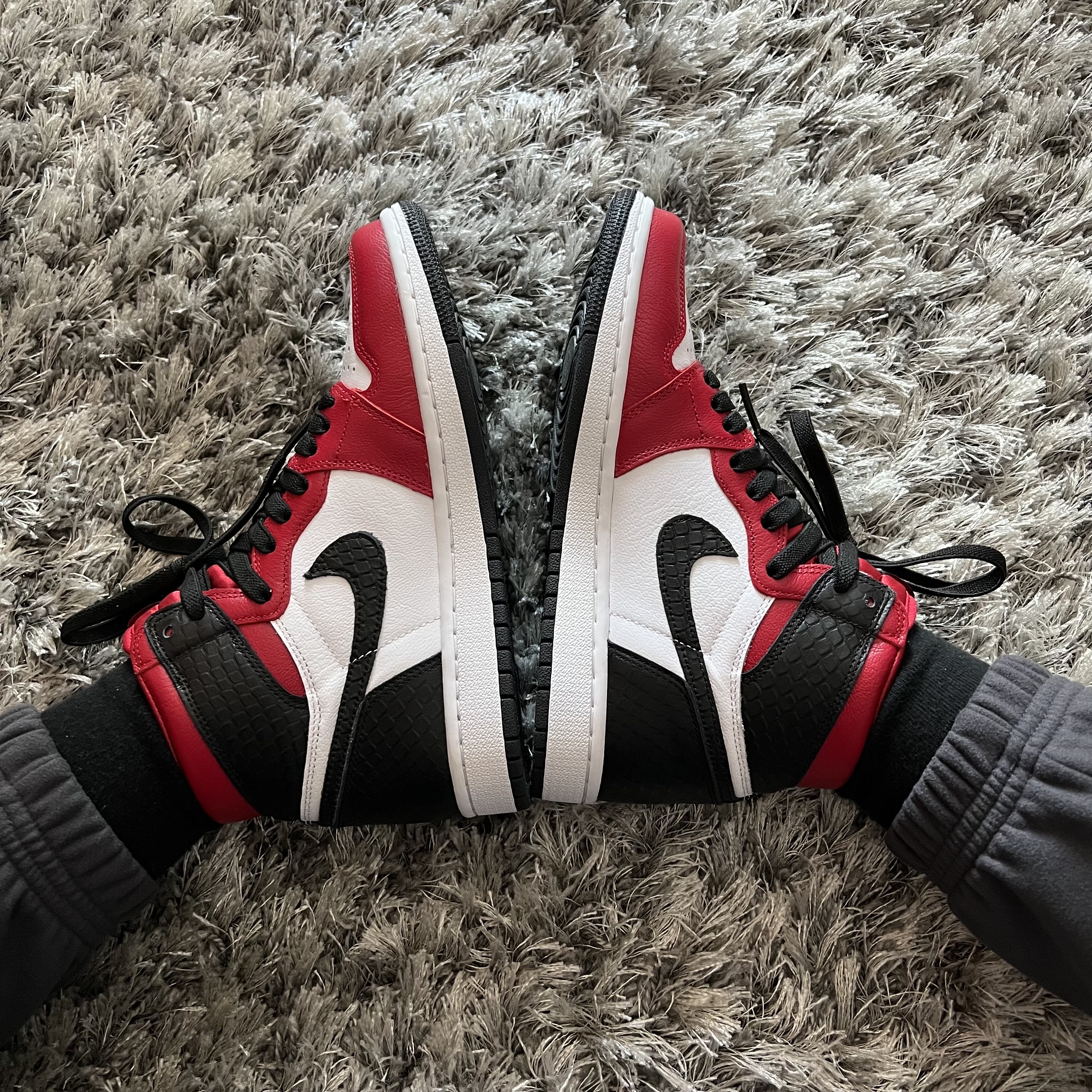 (W) Jordan 1 Retro High Satin Red 착용 스타일 - 3