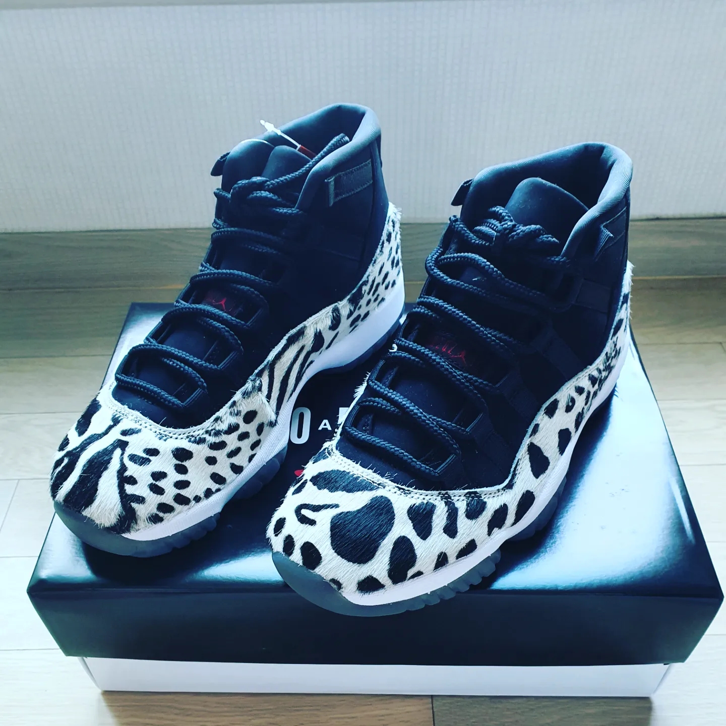 (W) Jordan 11 Retro Animal Instinct Black White 착용 스타일 - 1