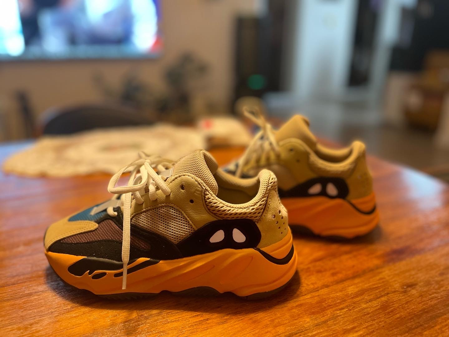 Adidas Yeezy Boost 700 Enflame Amber 착용 스타일 - 5