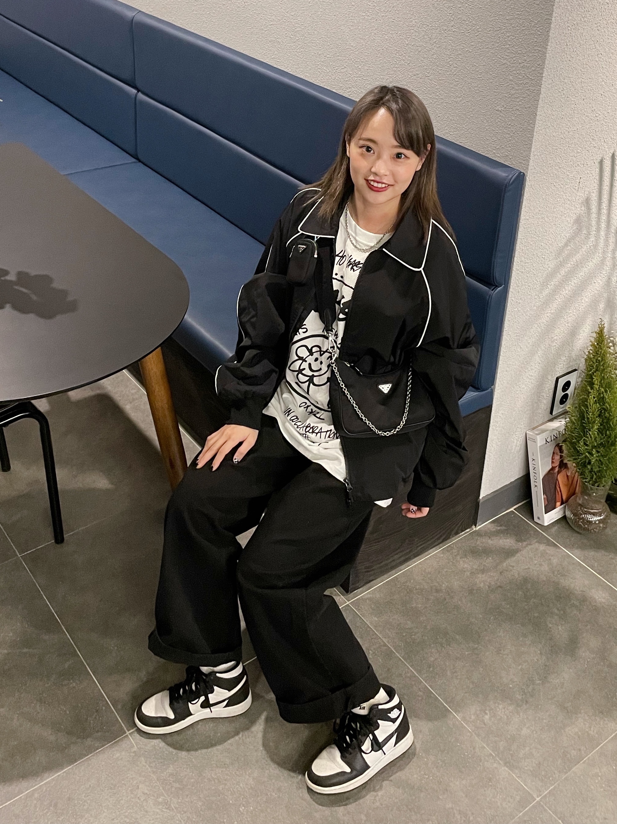Prada Re-Edition 2005 Re-Nylon Shoulder Bag Black, Stussy x Marc Jacobs 40 WT T-Shirt 착용 스타일 - 1