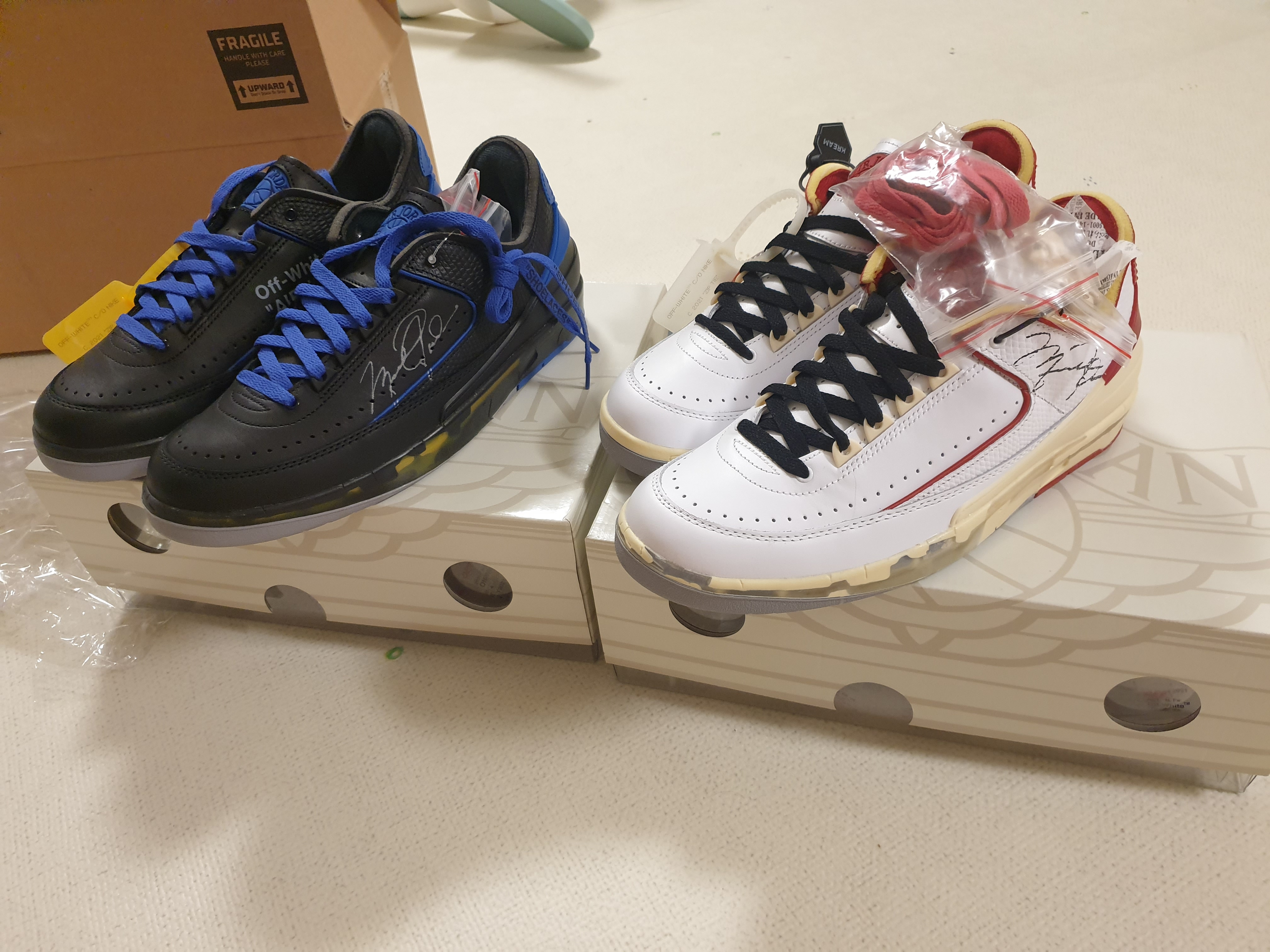 Jordan 2 x Off-White Retro Low SP Black and Varsity Royal, Jordan 2 x Off-White Retro Low SP White and Varsity Red 착용 스타일
