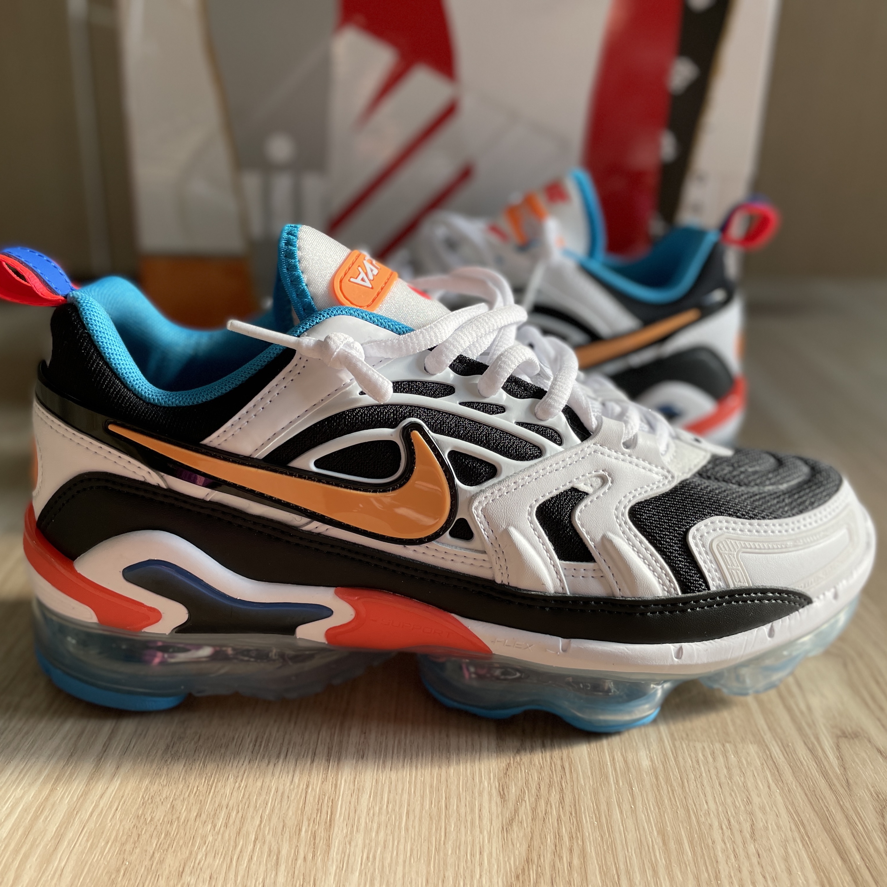 (W) Nike Air VaporMax EVO Black White Multicolor 착용 스타일 - 3