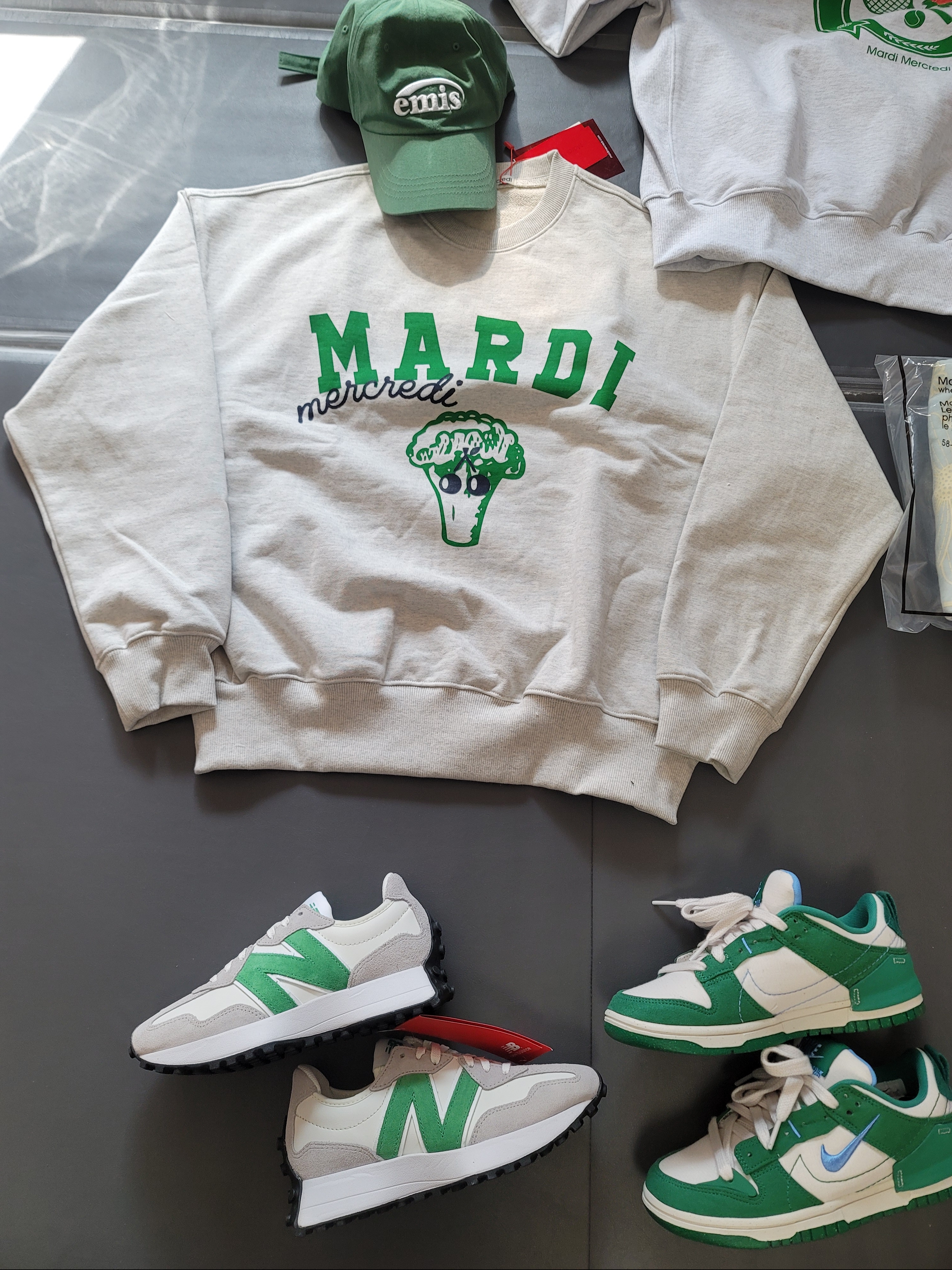 (W) New Balance 327 Rain Cloud Varsity Green, (W) Nike Dunk Low Disrupt 2 Phantom University Blue 착용 스타일