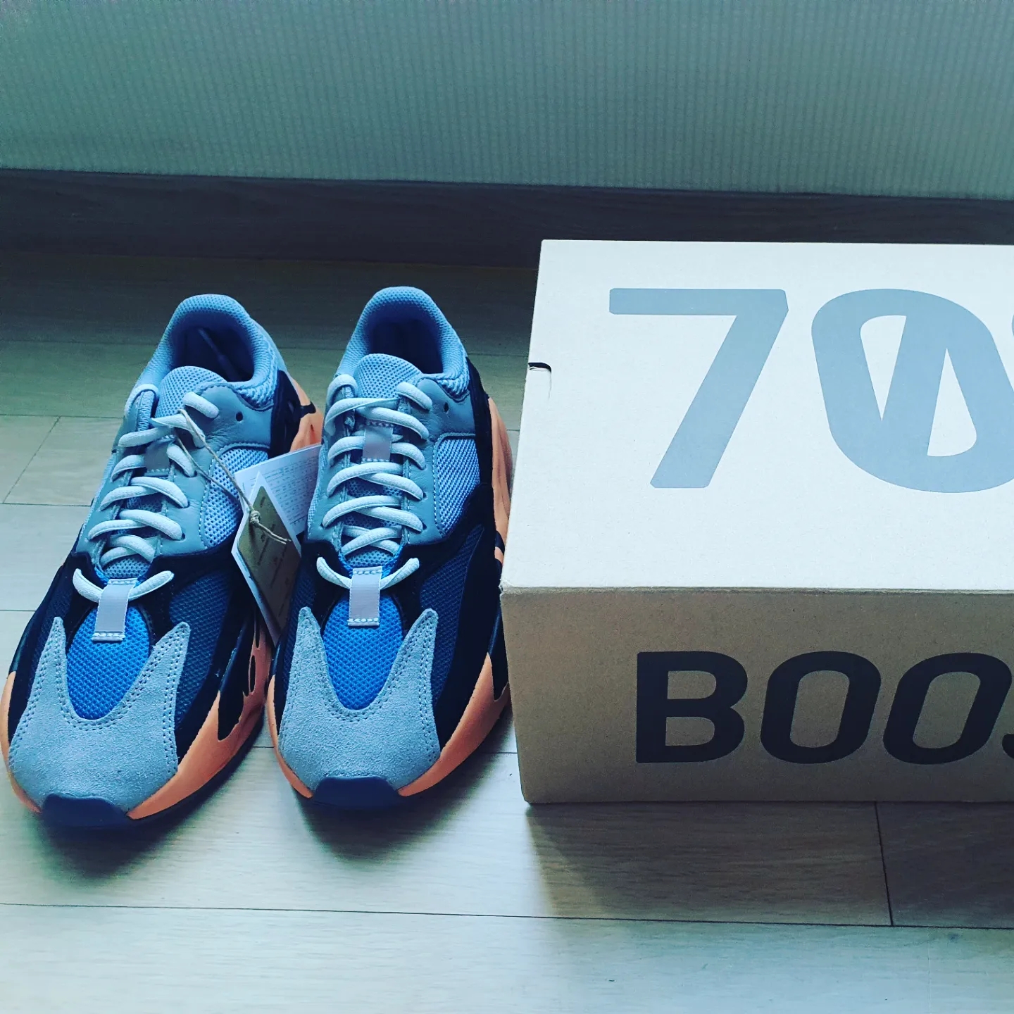 Adidas Yeezy Boost 700 Wash Orange 착용 스타일 - 2