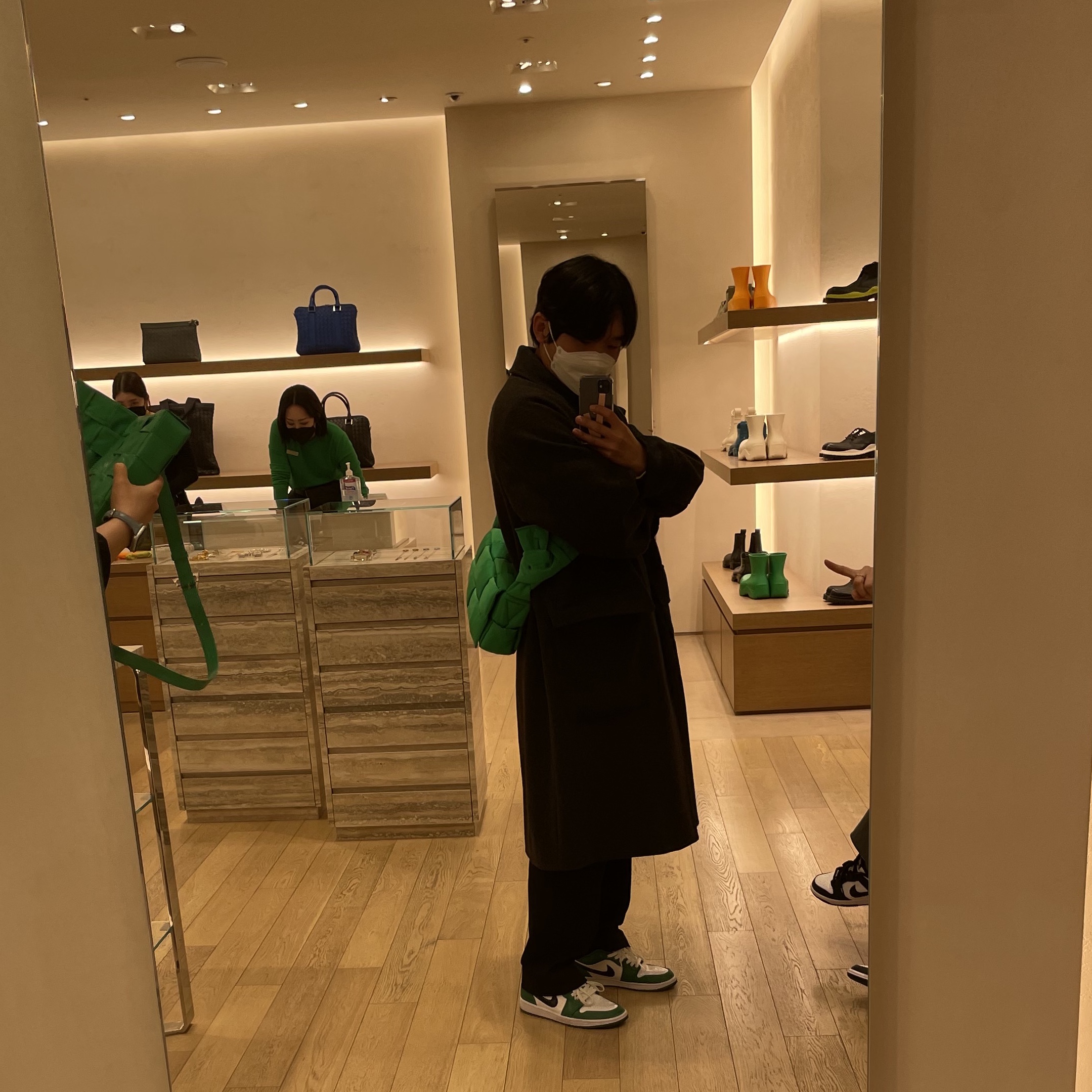 Bottega Veneta Padded Tech Cassette Parakeet, Jordan 1 Low Pine Green 착용 스타일