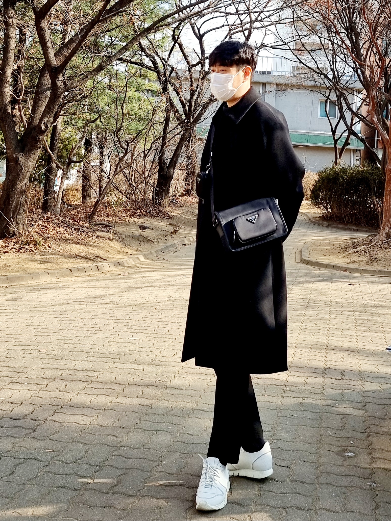 Prada Re-Nylon Shoulder Bag Black 착용 스타일