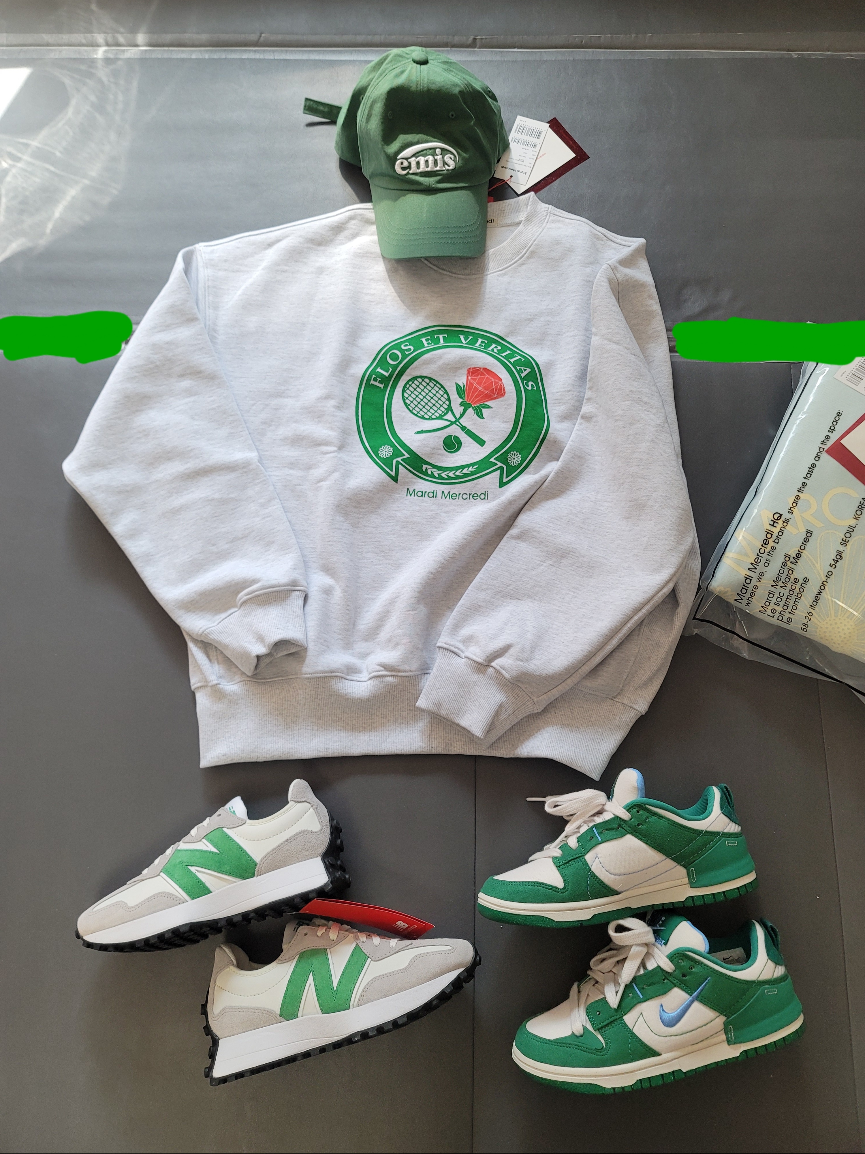 (W) New Balance 327 Rain Cloud Varsity Green, (W) Nike Dunk Low Disrupt 2 Phantom University Blue 착용 스타일