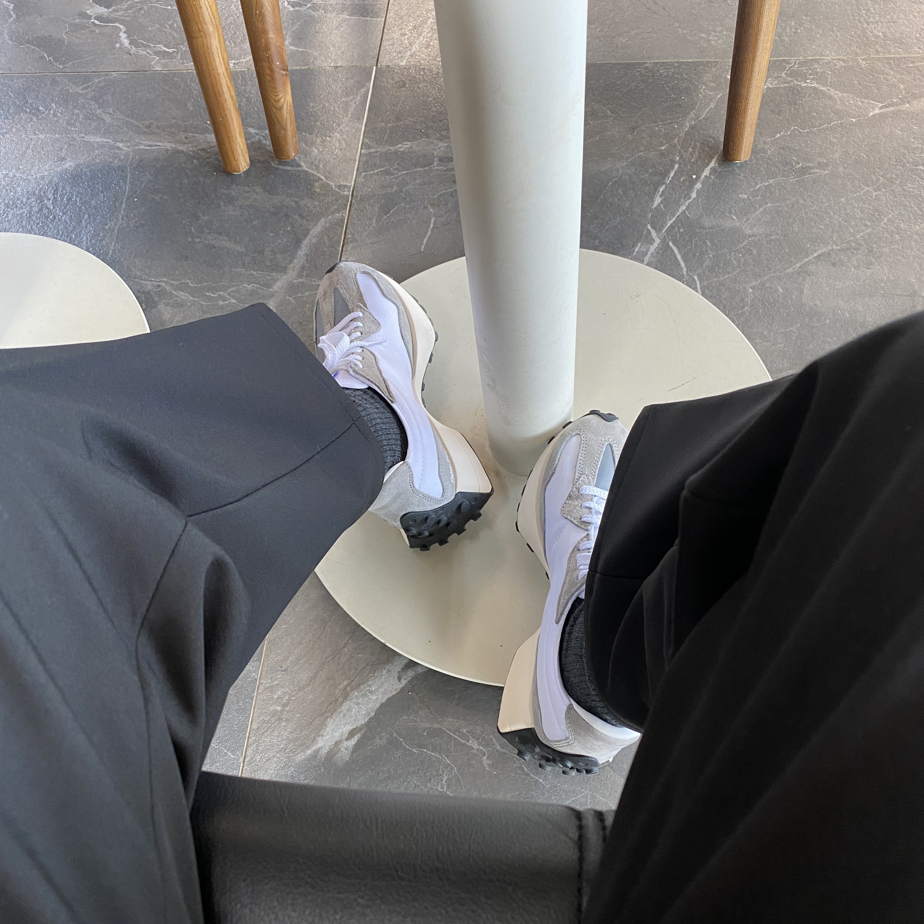 New Balance 327 Grey 착용 스타일 - 2