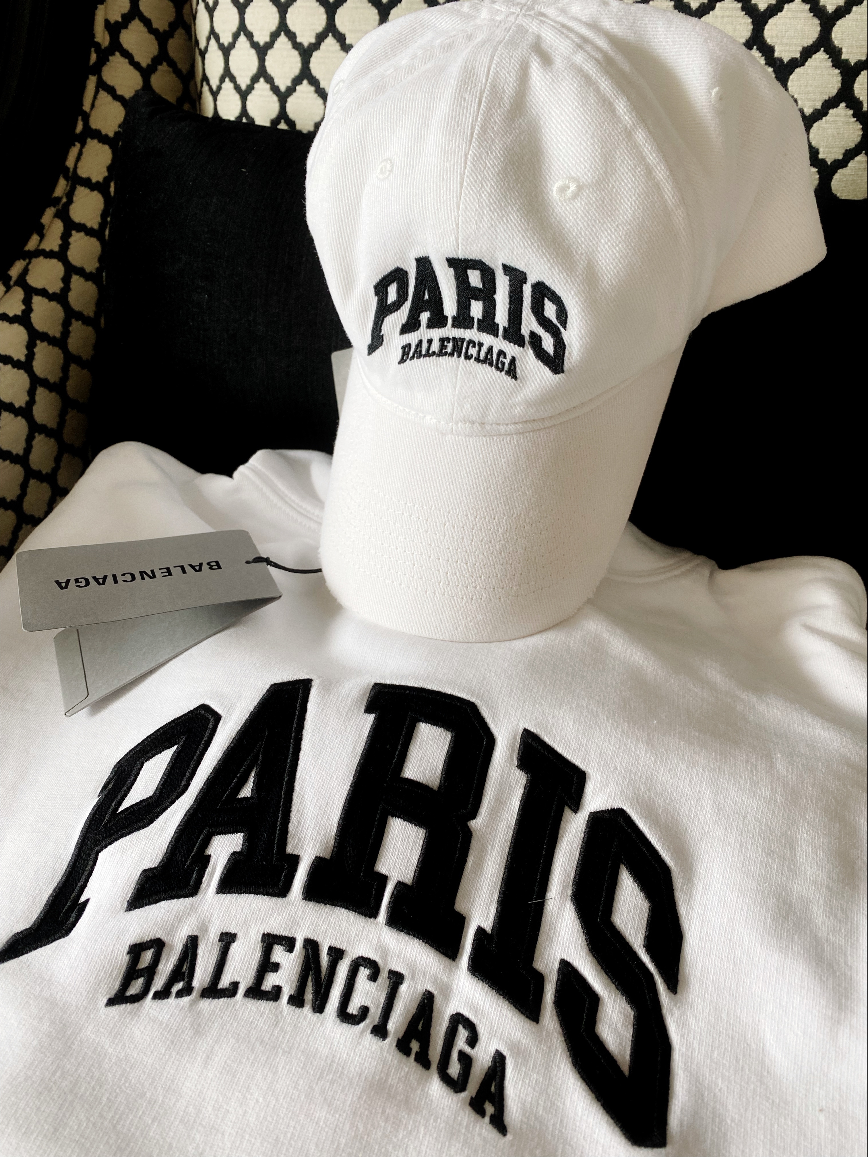 Balenciaga Cities Paris Wide Fit Hoodie Black, Balenciaga Cities Paris Cap Black 착용 스타일 - 3