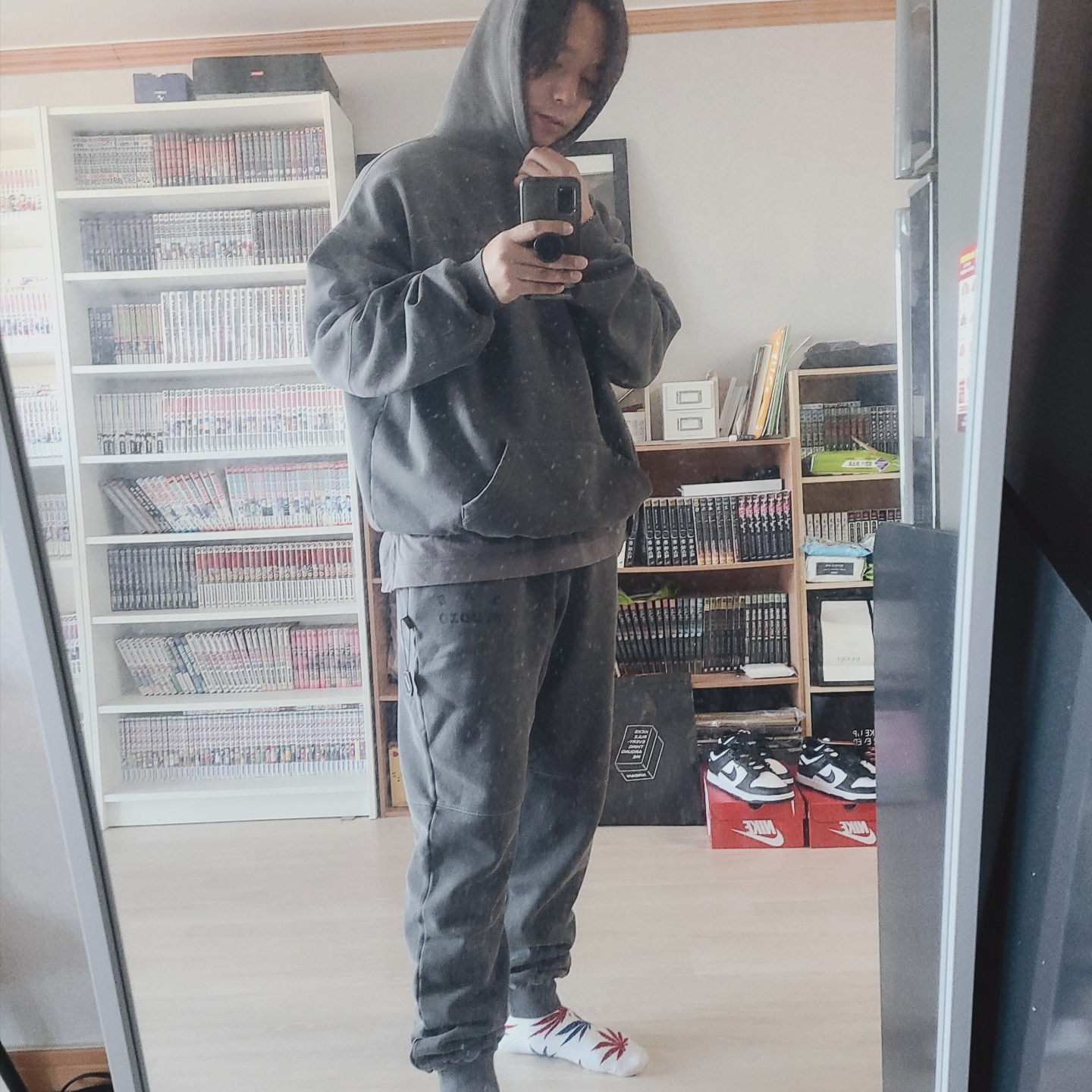 IAB Studio Blocked Pigment Sweatpants Black, IAB Studio Blocked Pigment Hoodie Black 착용 스타일 - 1