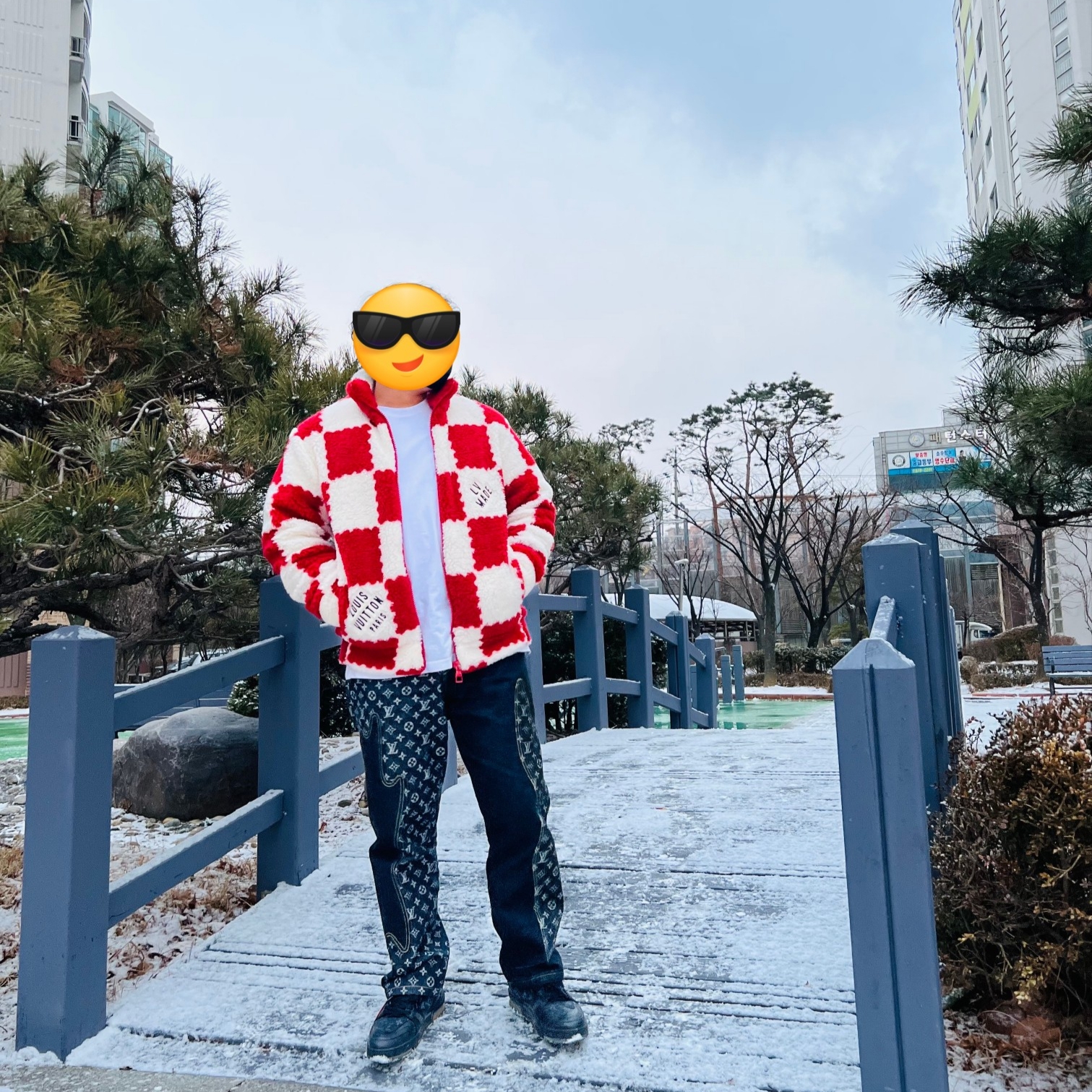 Louis Vuitton x Nigo Jacquard Damier Fleece Blouson Garnet Red, Louis Vuitton x Nigo Monogram Crazy Denim Pants Black 착용 스타일 - 2