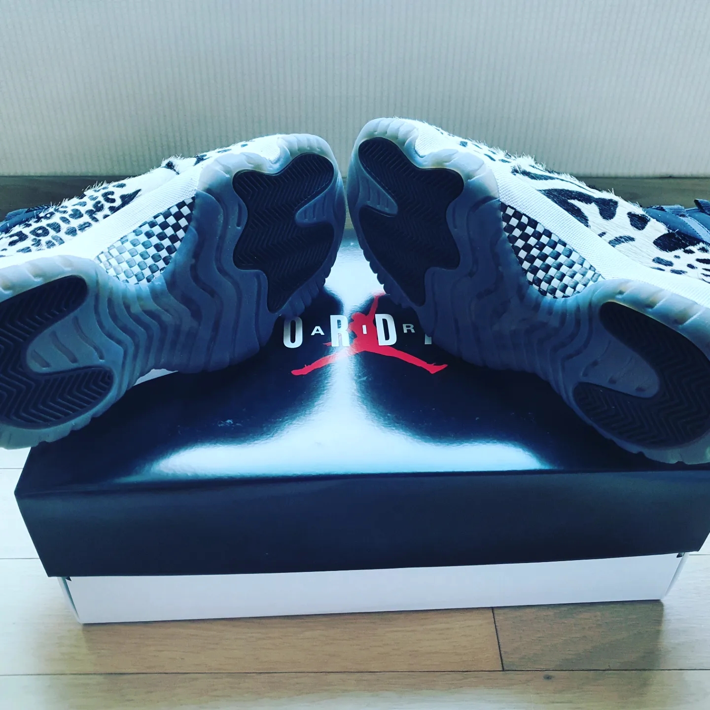 (W) Jordan 11 Retro Animal Instinct Black White 착용 스타일 - 4