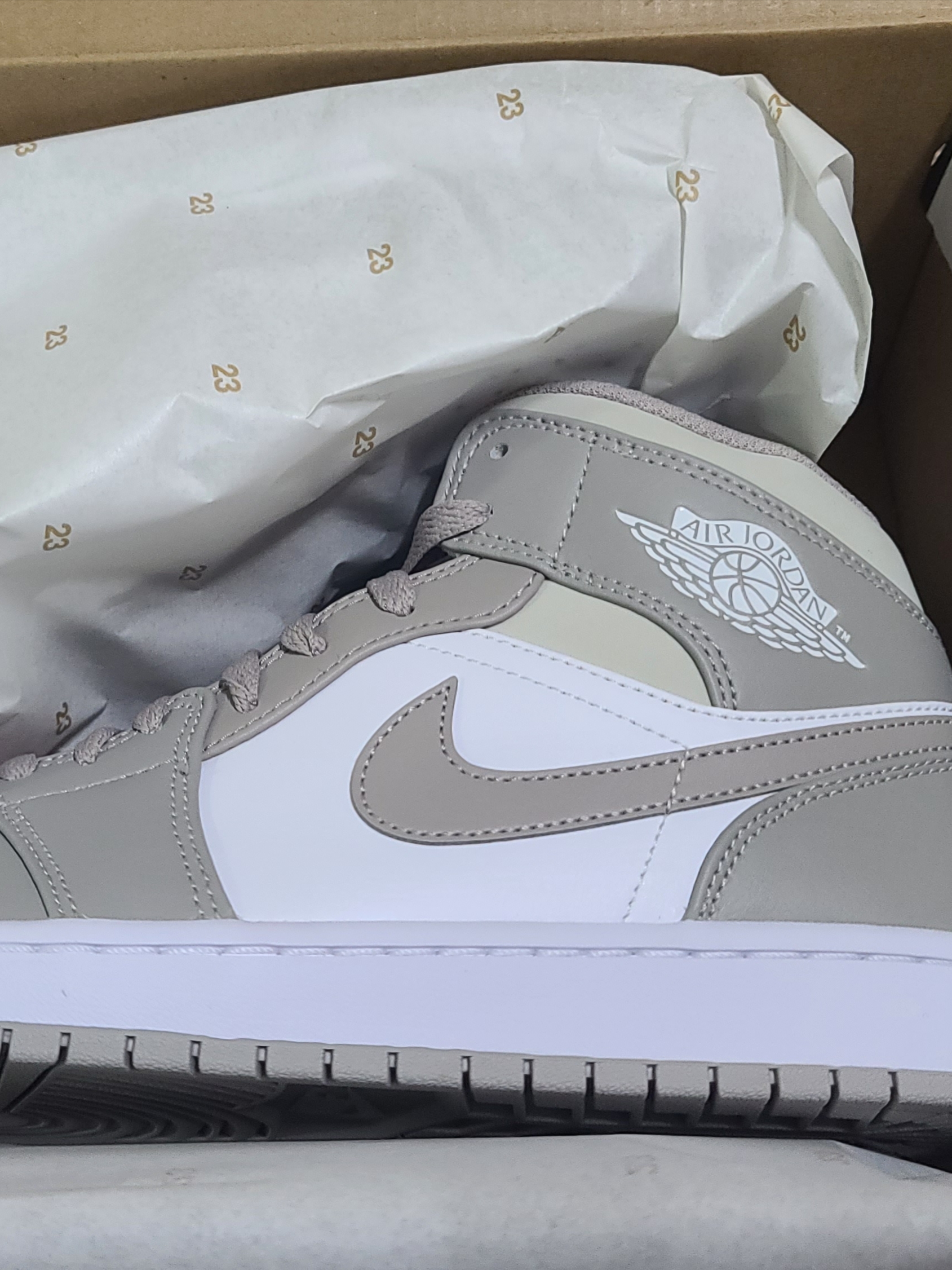 Jordan 1 Mid College Grey 착용 스타일 - 1