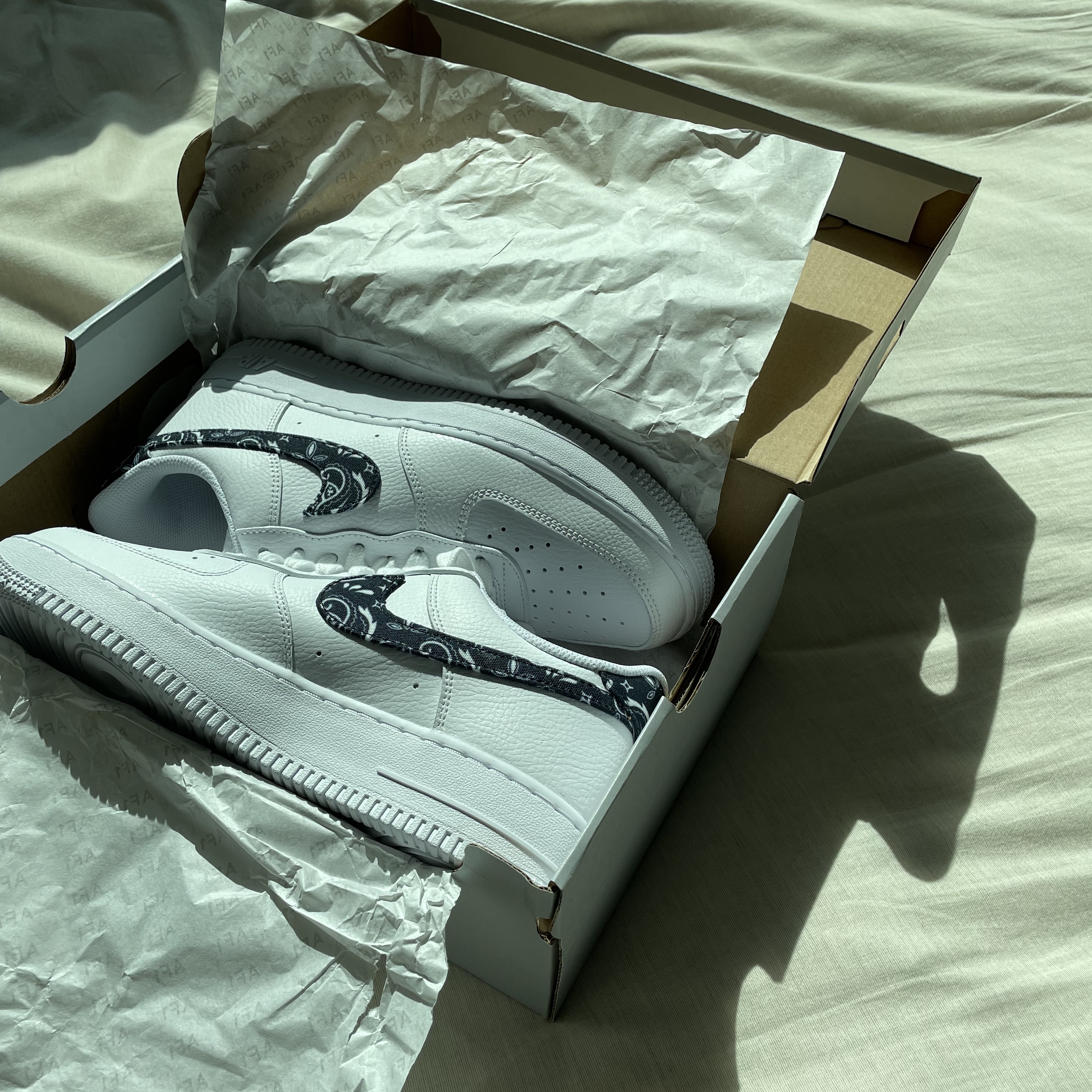 (W) Nike Air Force 1 '07 Essential Paisley Swoosh White Black 착용 스타일 - 2