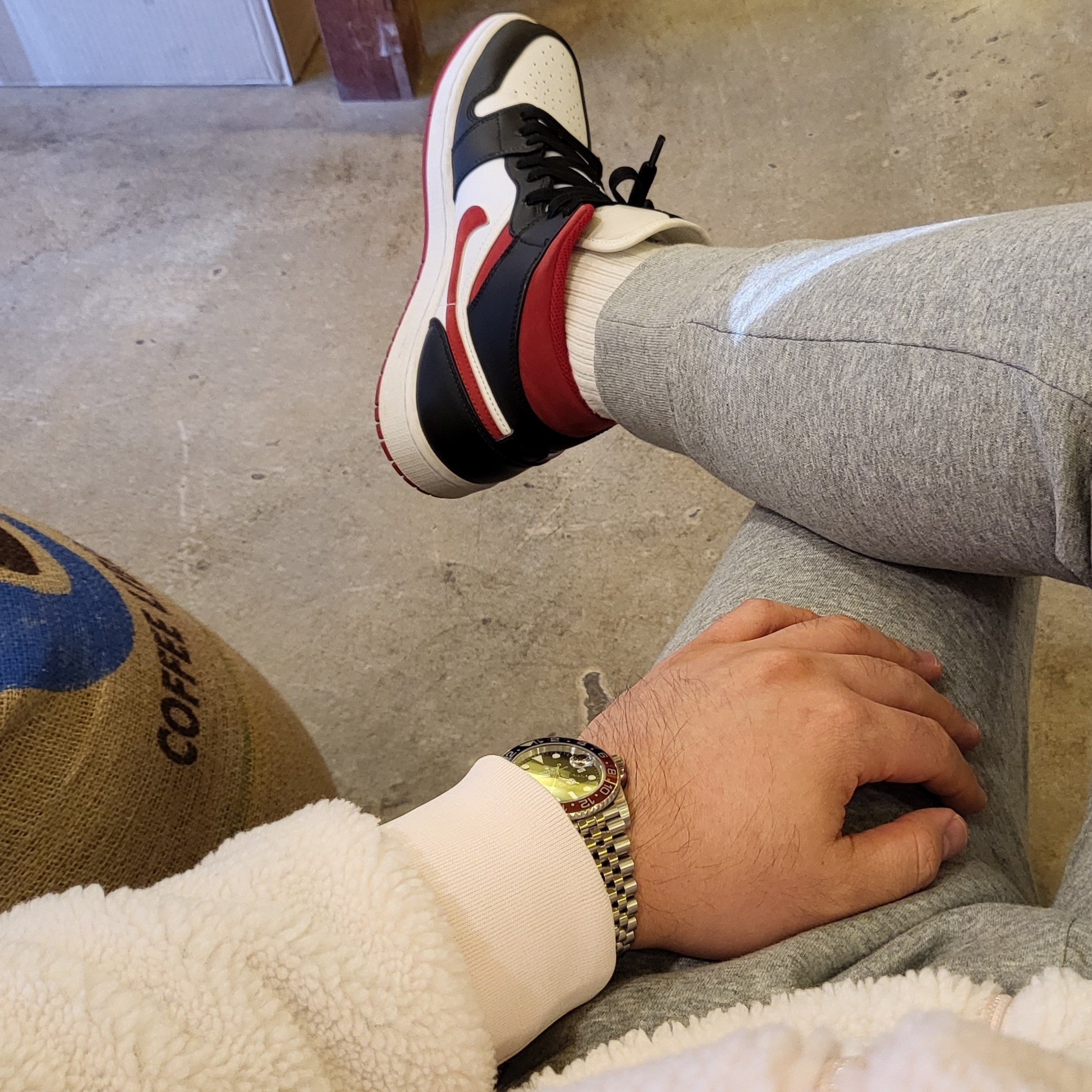 Jordan 1 Mid Gym Red Black White, Rolex GMT-Master II 40mm 126710BLRO Black Jubilee 착용 스타일 - 1