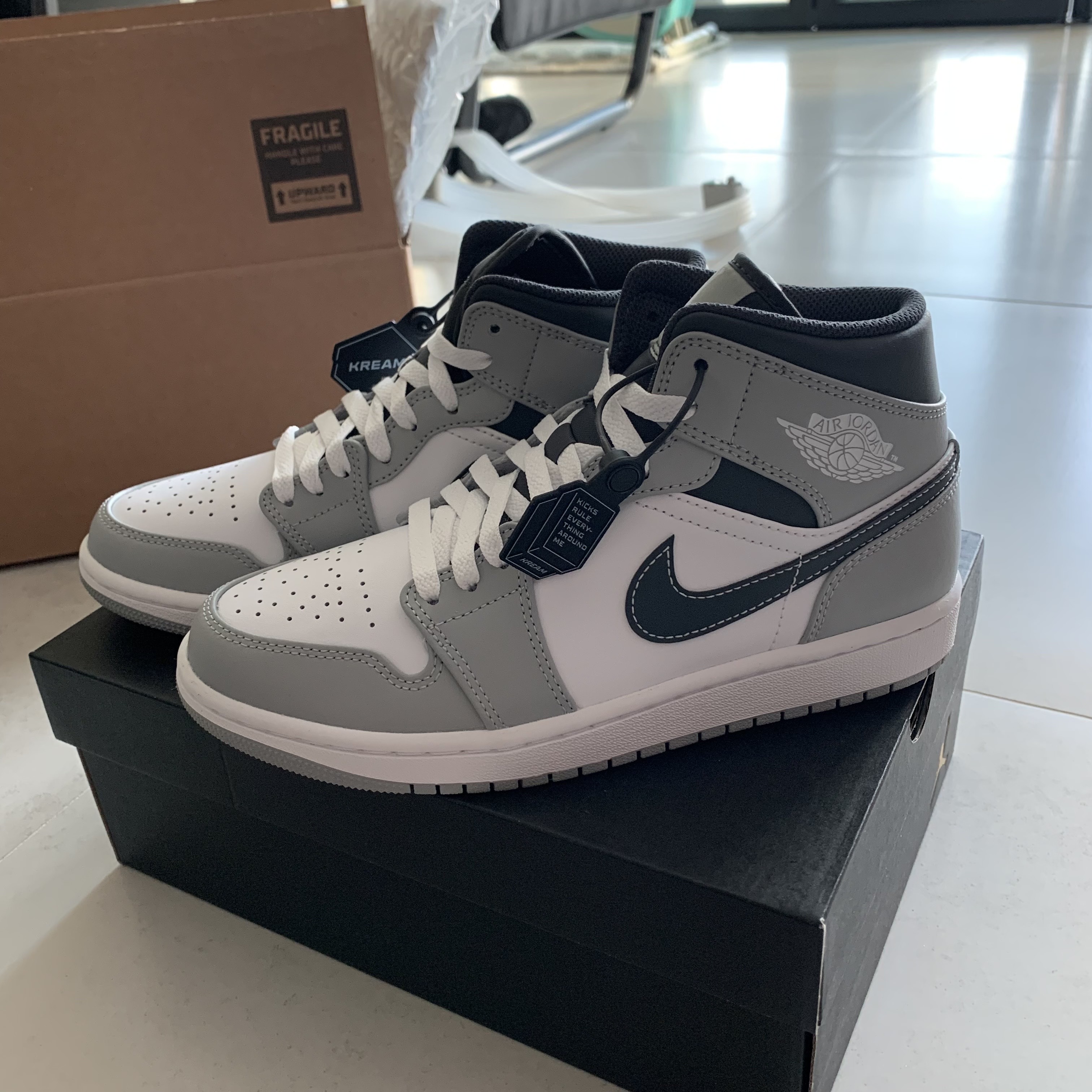 Jordan 1 Mid Light Smoke Grey Anthracite 착용 스타일 - 2