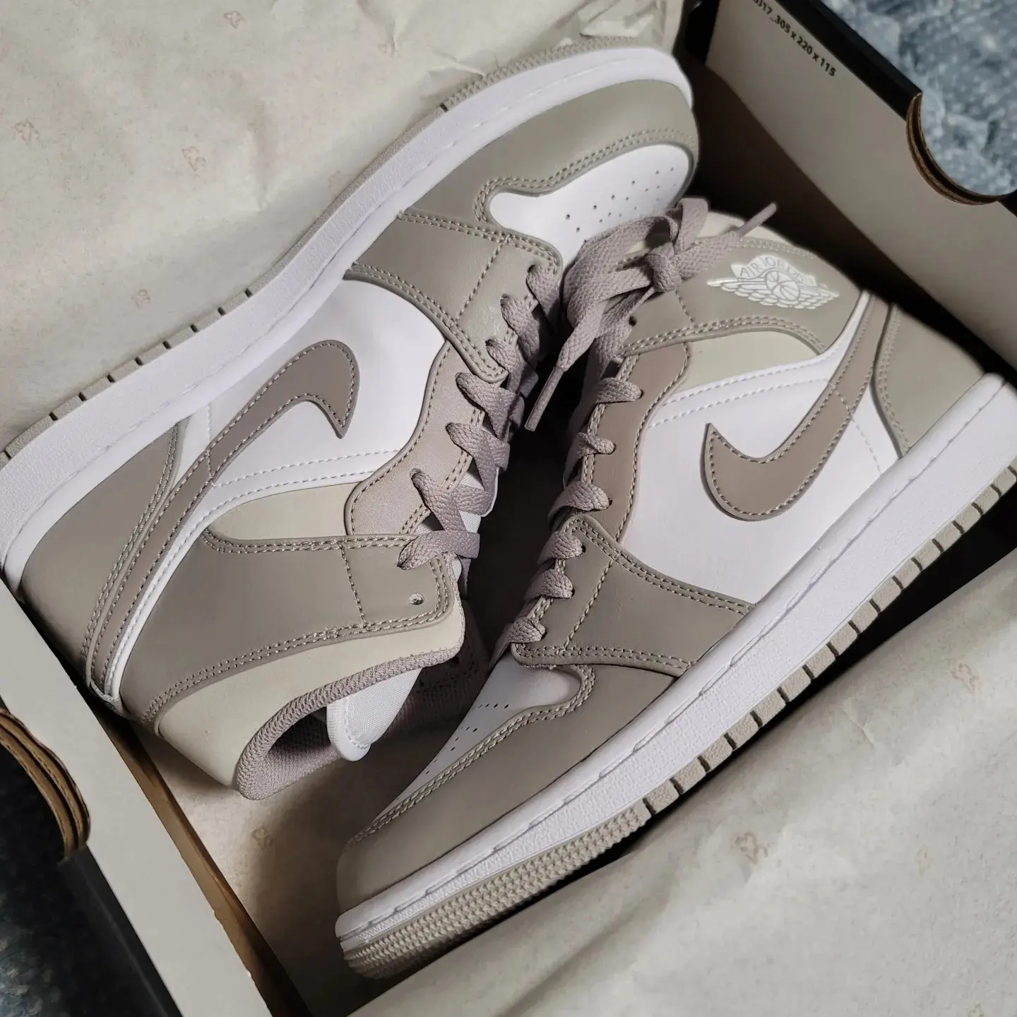 Jordan 1 Mid College Grey 착용 스타일