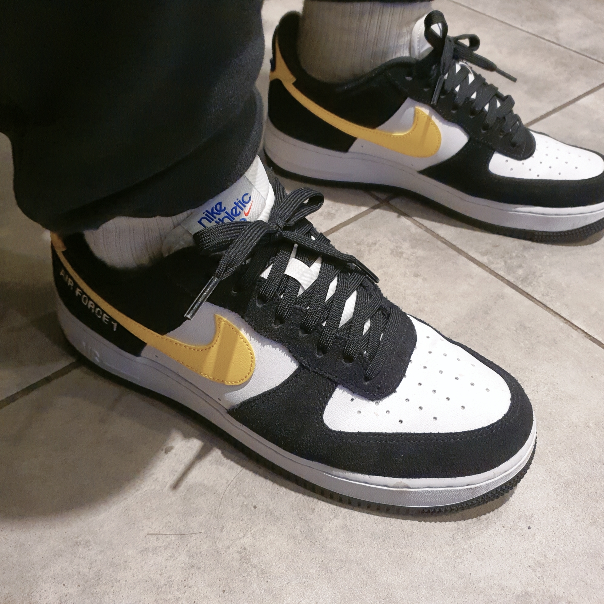 Nike Air Force 1 '07 LV8 Athletic Club Black Dark Sulfur 착용 스타일