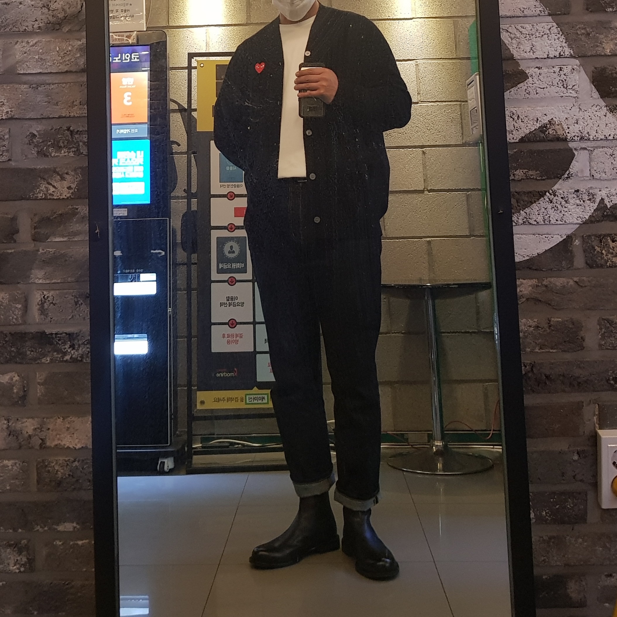 Play Comme des Garcons Knit Red Heart Cardigan Black 착용 스타일