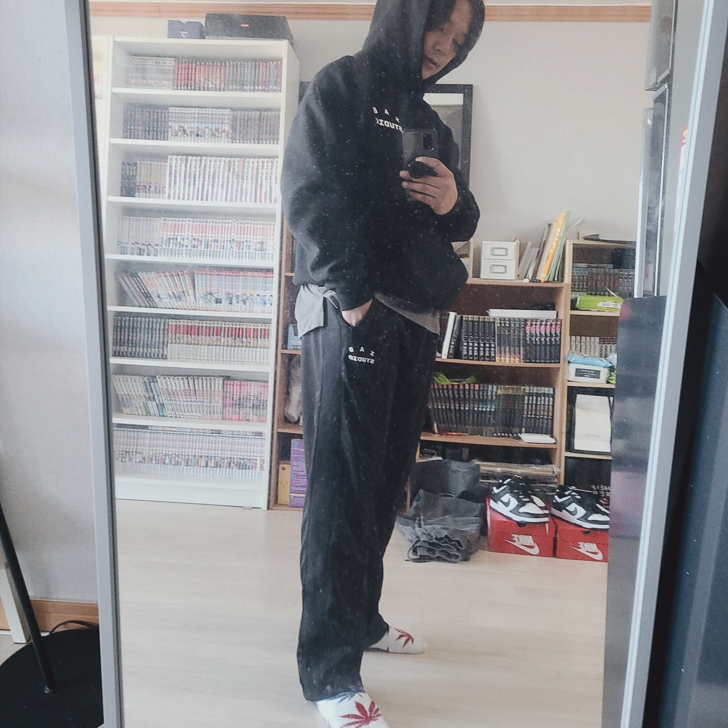 IAB Studio Blocked Pigment Sweatpants Black, IAB Studio Blocked Pigment Hoodie Black 착용 스타일 - 3