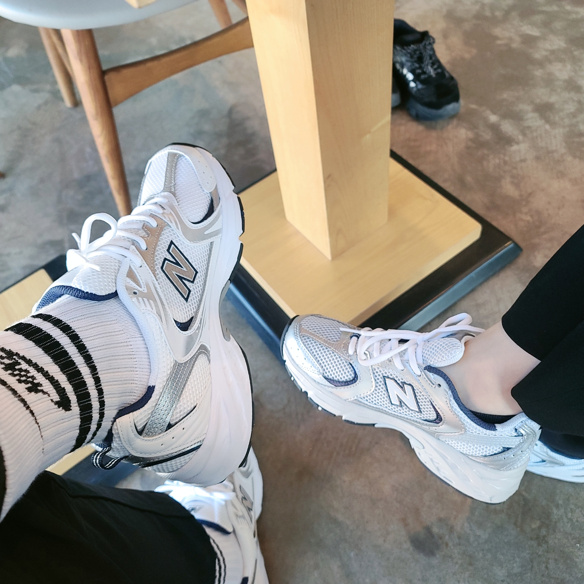 New Balance 530 Steel Grey, New Balance 530 White 착용 스타일 - 2