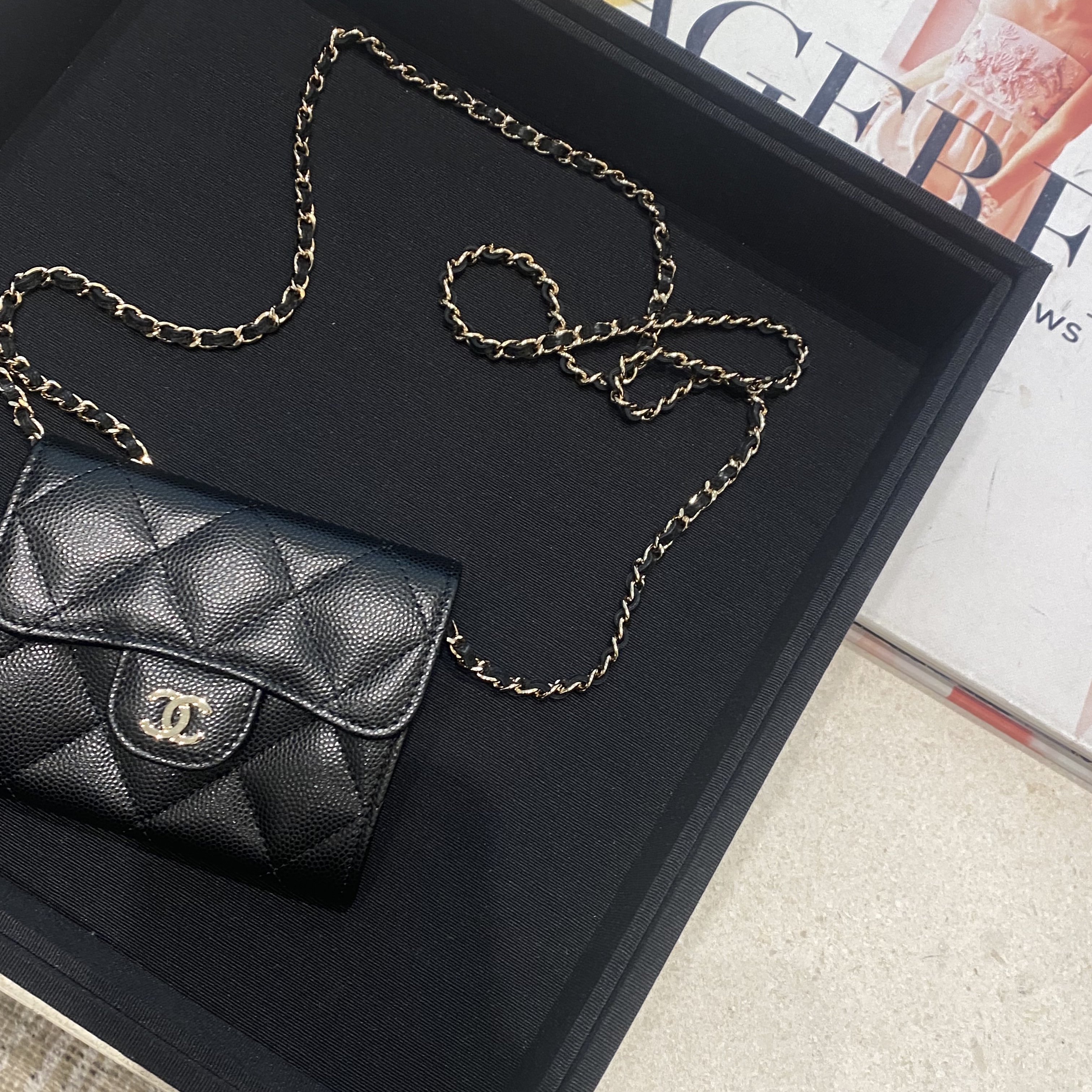 Chanel Classic Clutch With Chain Grained Calfskin & Gold Black 착용 스타일 - 1