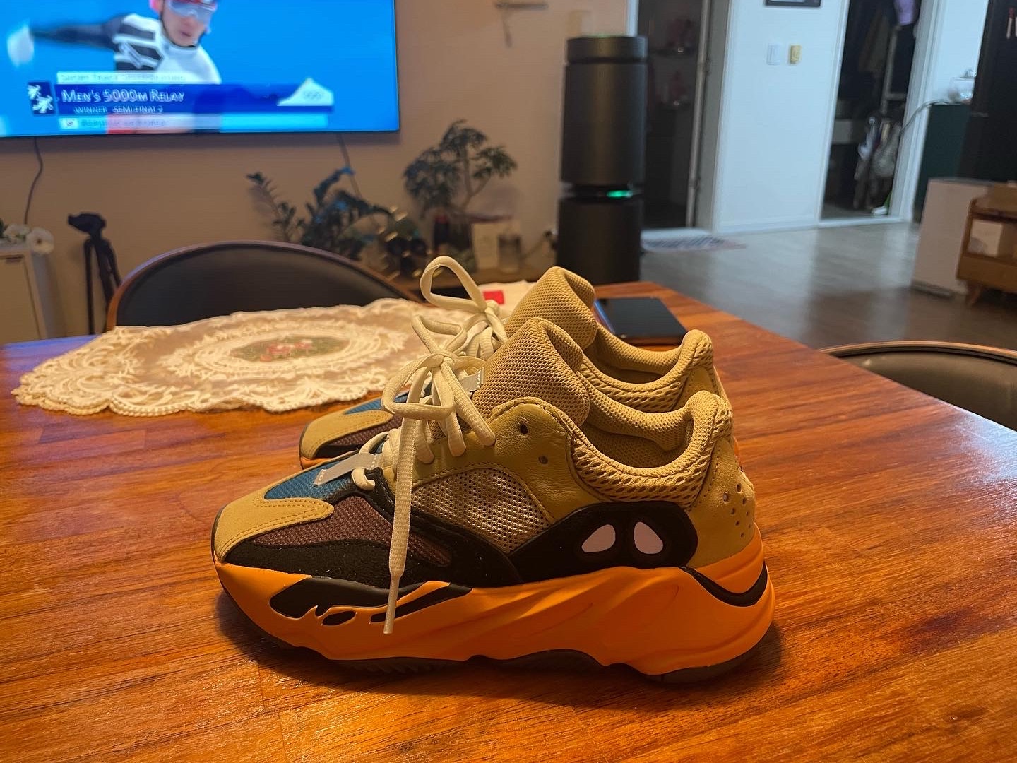 Adidas Yeezy Boost 700 Enflame Amber 착용 스타일 - 4