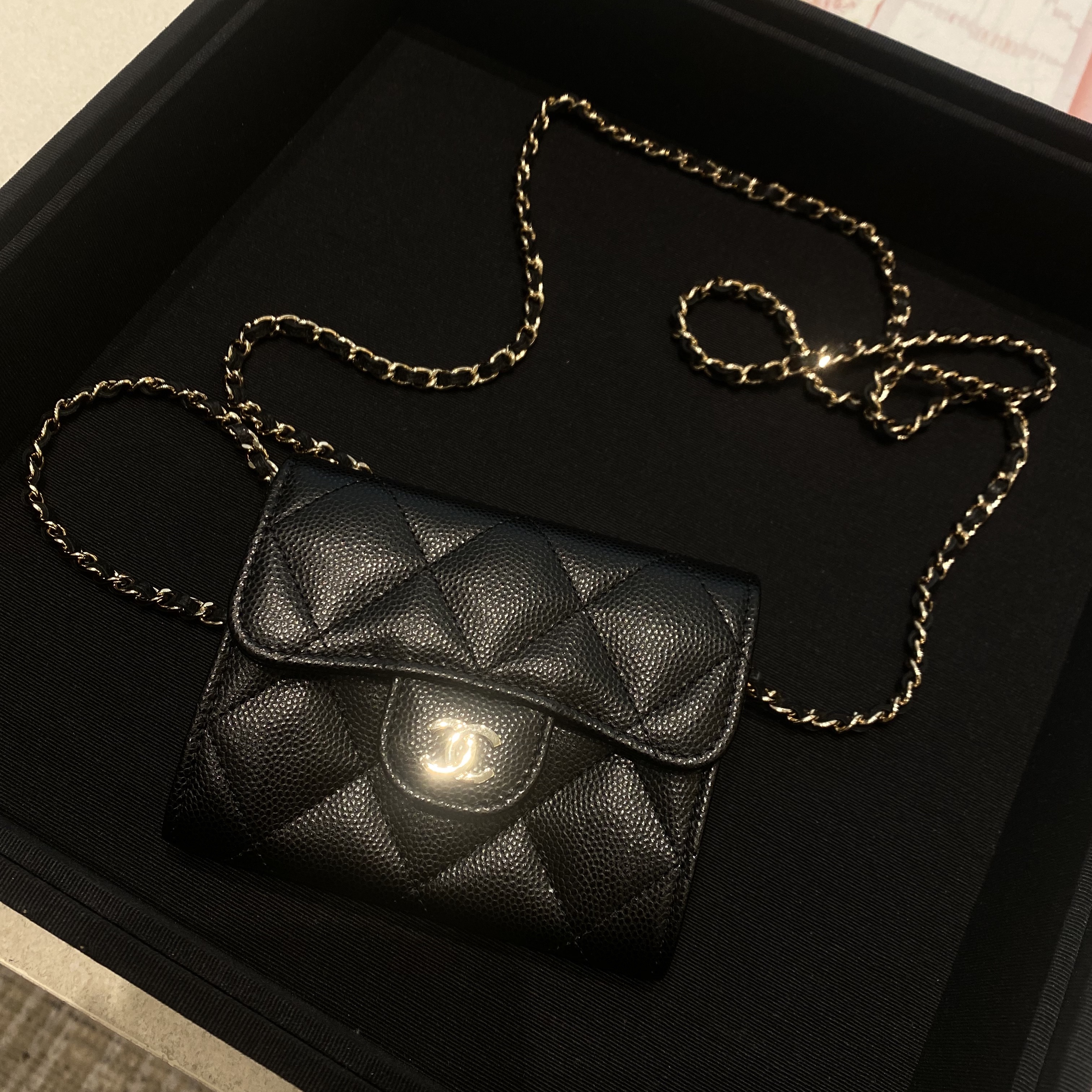 Chanel Classic Clutch With Chain Grained Calfskin & Gold Black 착용 스타일 - 2