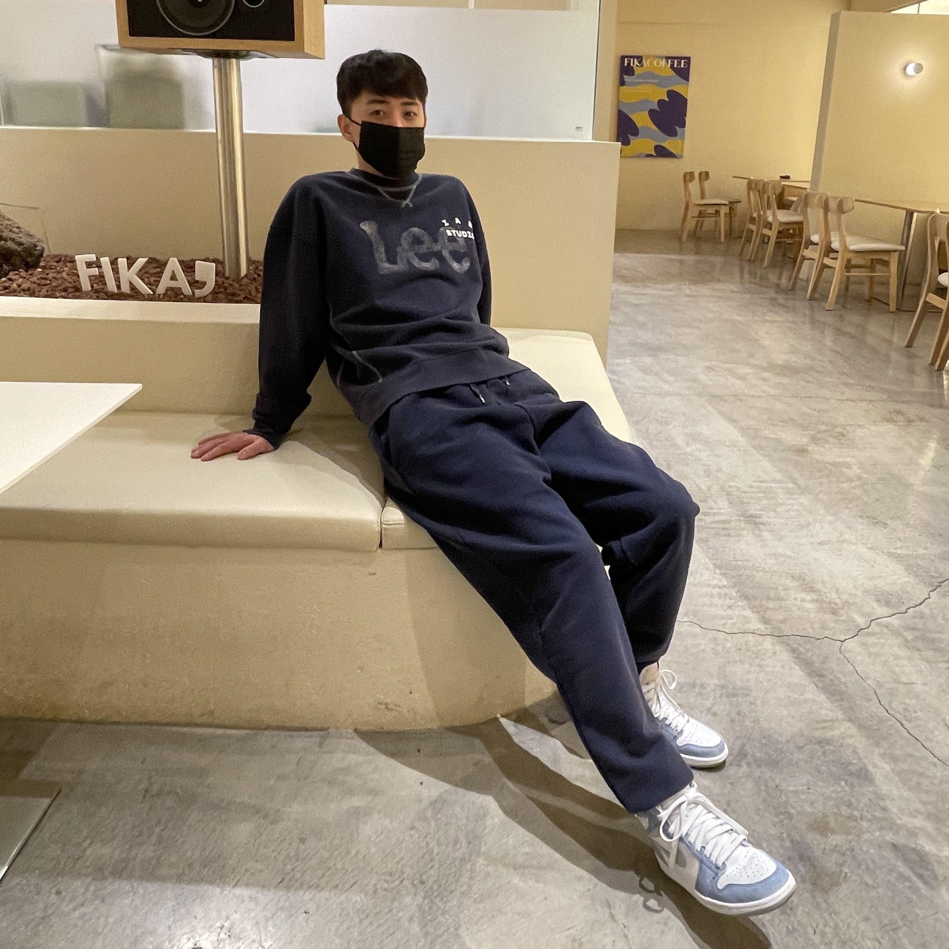 Jordan 1 Retro High OG Hyper Royal, IAB Studio x Lee Pigment Sweatshirt Indigo Navy 착용 스타일 - 3