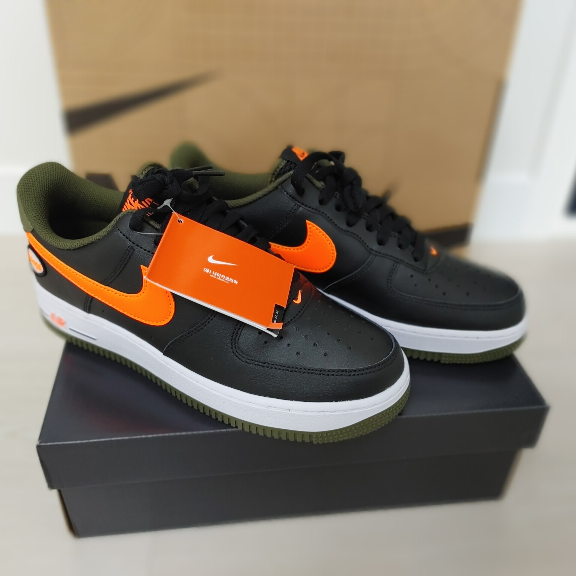 Nike Air Force 1 '07 LV8 Black Total Orange 착용 스타일 - 3